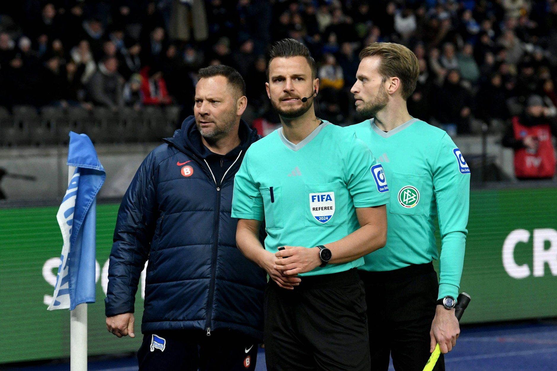 Schiedsrichter Daniel Schlager spricht mit Herthas Trainer Pal Dardai, während die Tennisbälle im Sekundentakt auf den Rasen flogen.