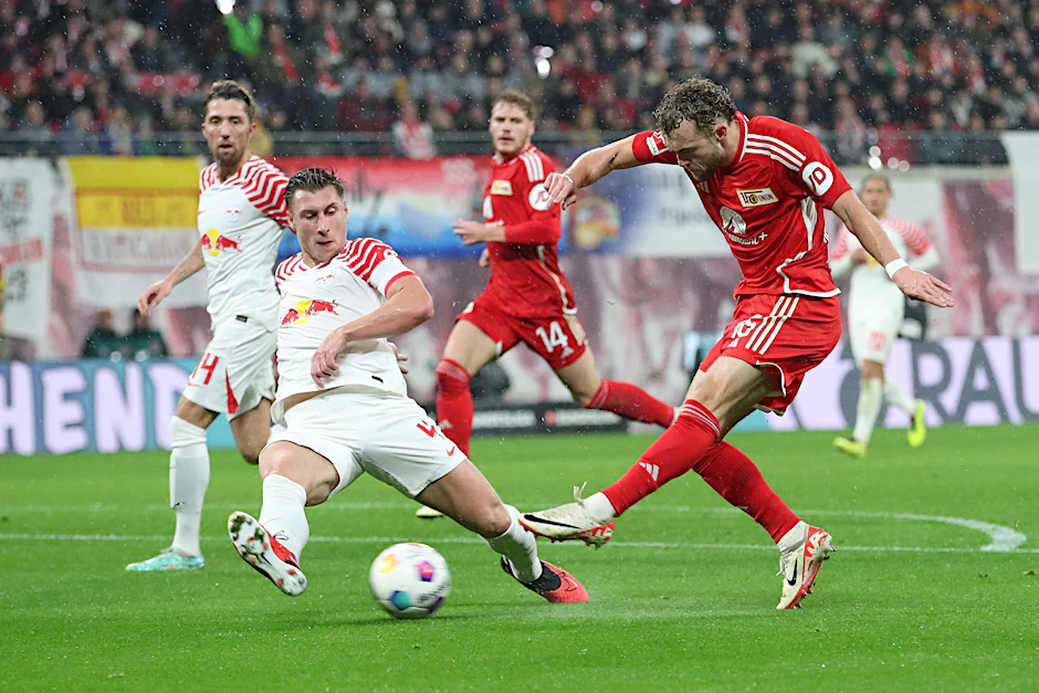 Unions Benedict Hollerbach Union schießt den Ball aufs Tor.