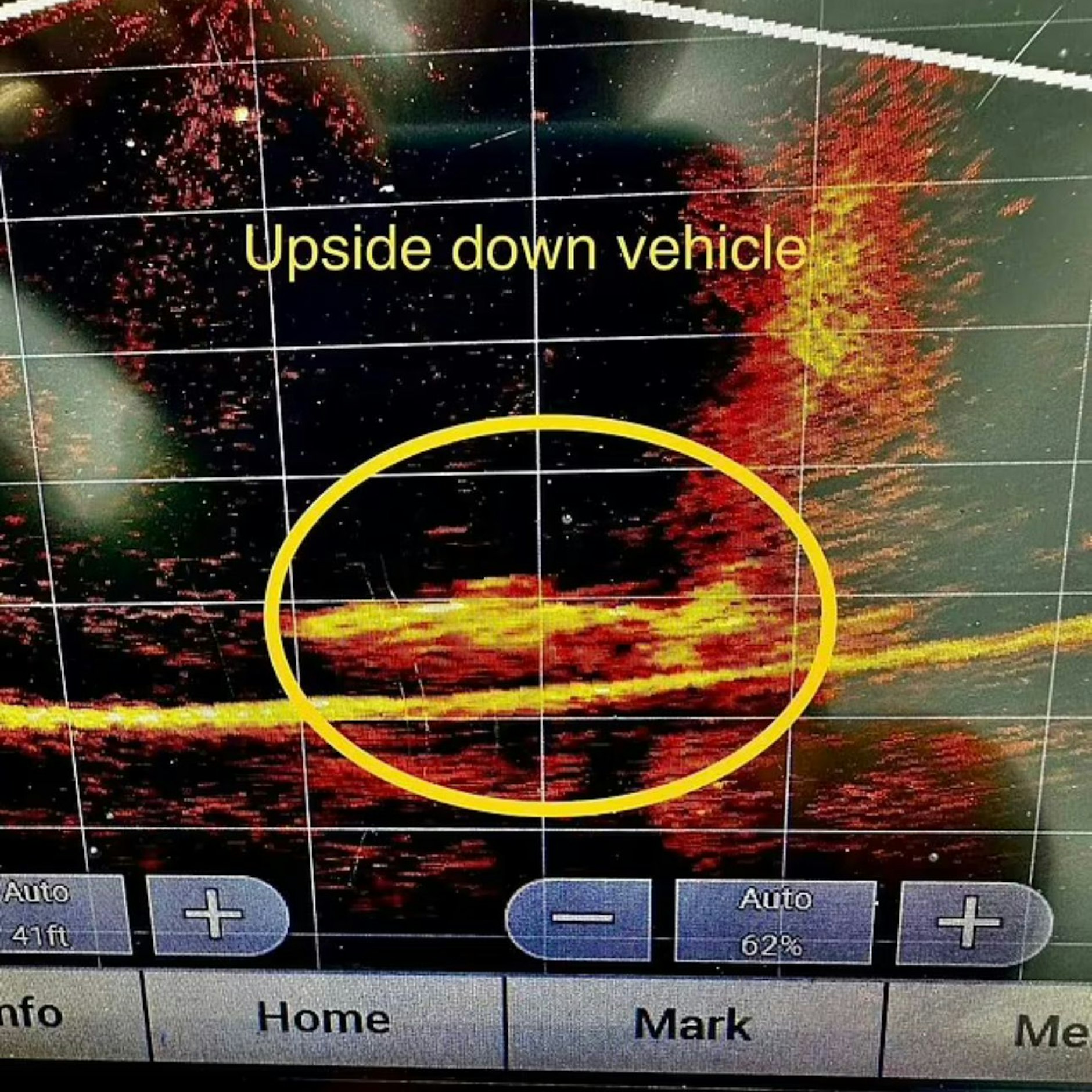 Der Fundort eines Autowracks wird auf dem Unterwasser-Sonar angezeigt.