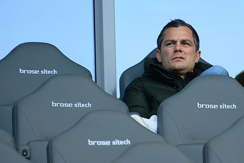 ARCHIV - Wolfsburgs Sport-Geschäftsführer Marcel Schäfer stärkt seinem Trainer den Rücken.  