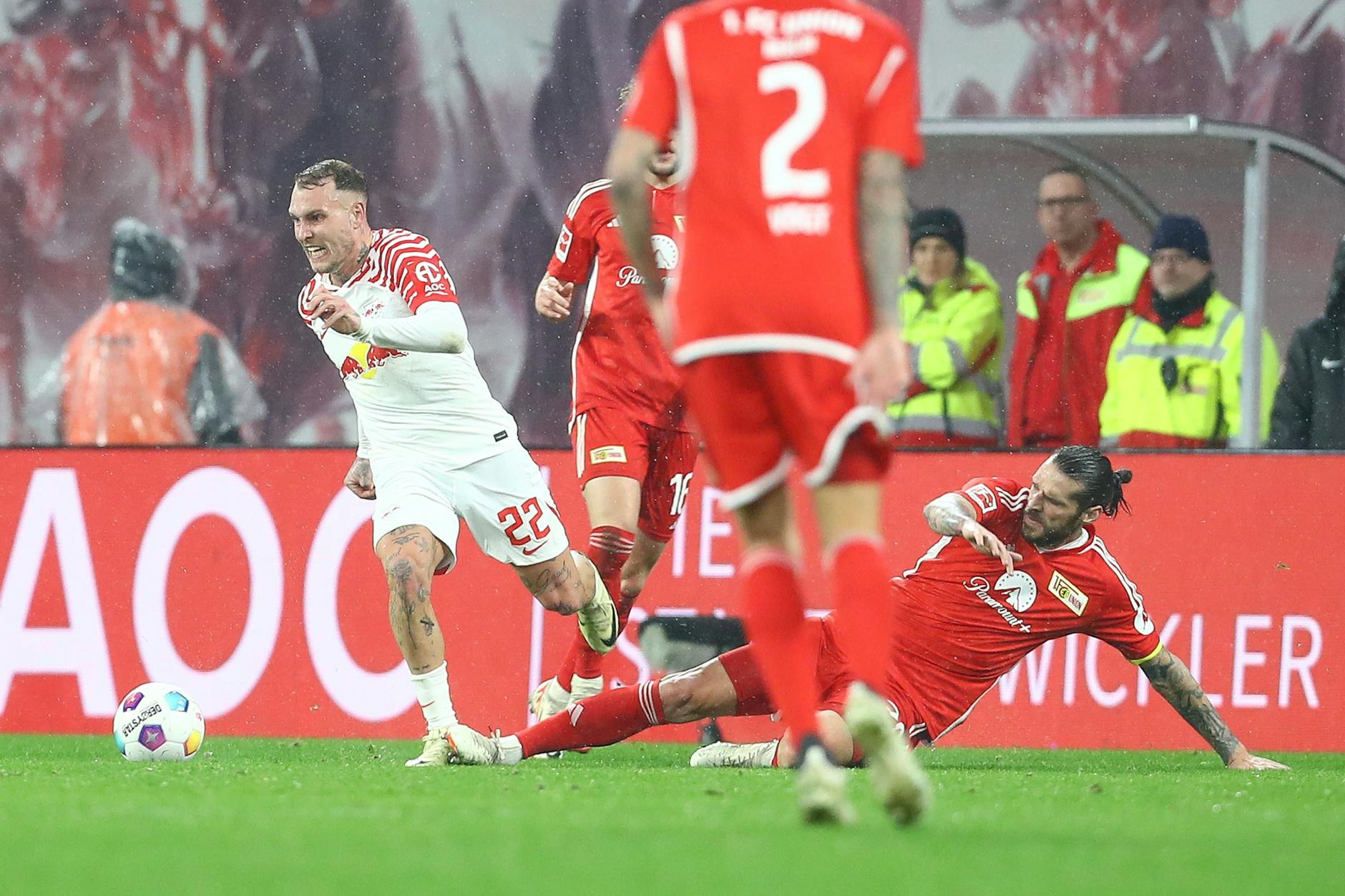 Union-Kapitän Christopher Trimmel erwischt Leipzigs David Raum und sieht die Rote Karte. 