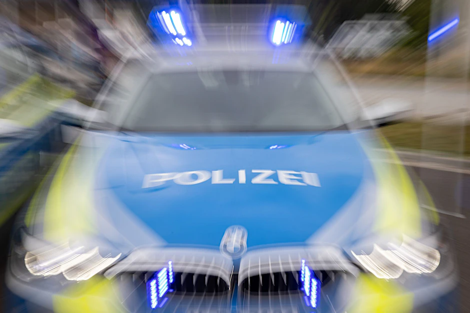 ARCHIV - Ein Streifenwagen der Polizei mit eingeschaltetem Blaulicht.  