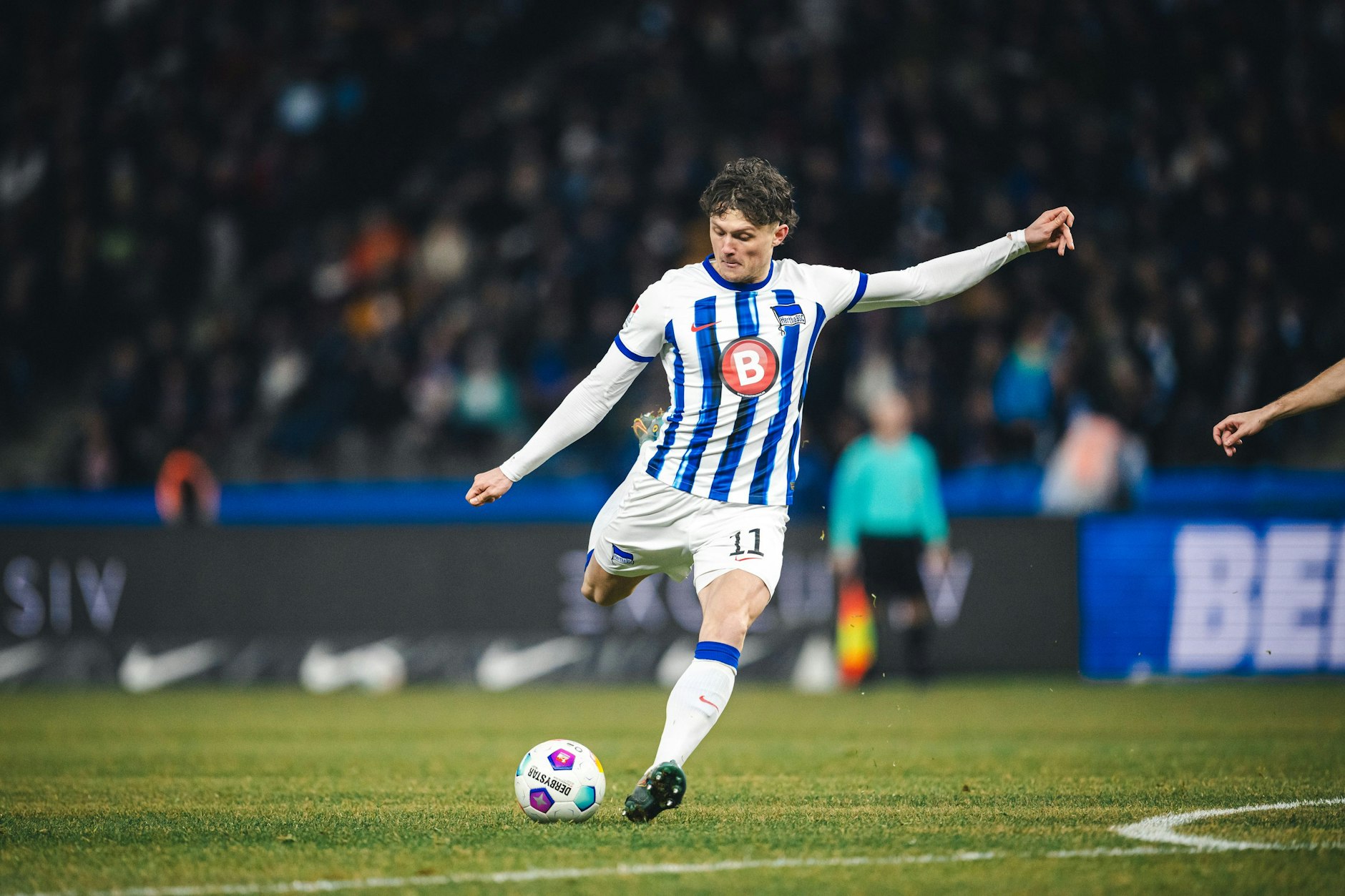 Herthas Flügelflitzer Fabian Reese nimmt Maß. Er will nur Spaß beim Fußball.