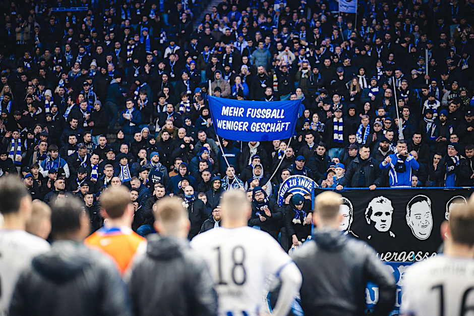 Herthas Fußballer stehen nach der Niederlage gegen den Hamburger SV vor ihren Fans in der Ostkurve des Berliner Olympiastadions.