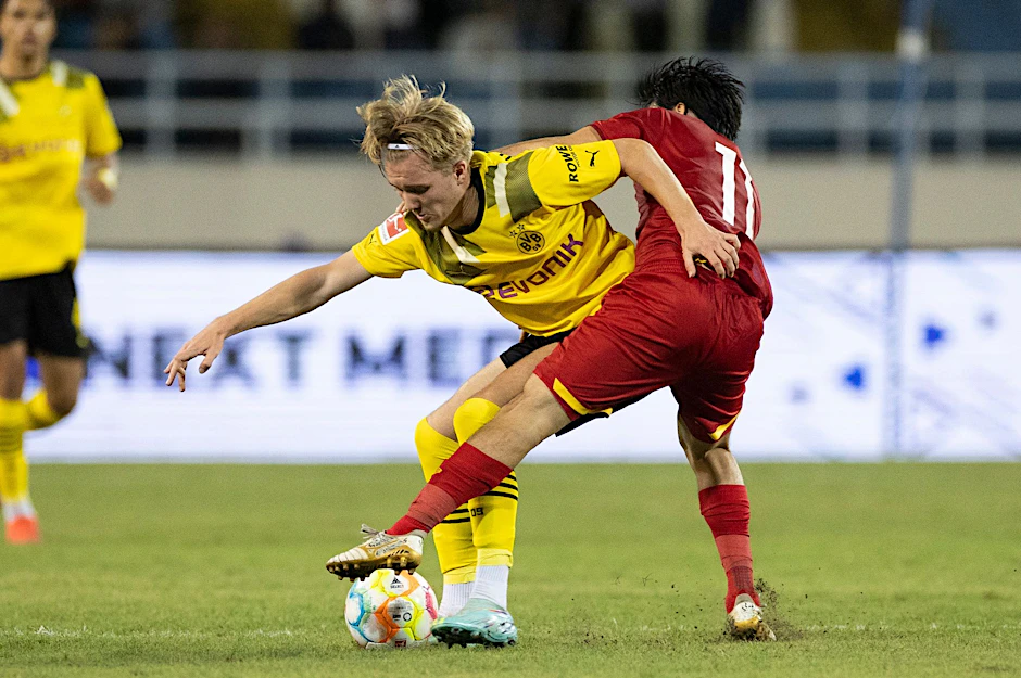ARCHIV - Borussia Dortmunds Angreifer Julian Rijkhoff (l) wechselt zum niederländischen Top-Club Ajax Amsterdam..  
