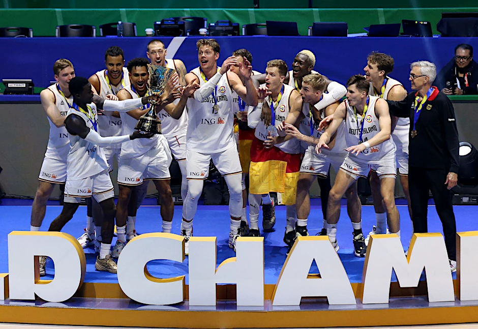 ARCHIV - Als Weltmeister sind die deutschen Basketballer automatisch bei Olympia dabei.  