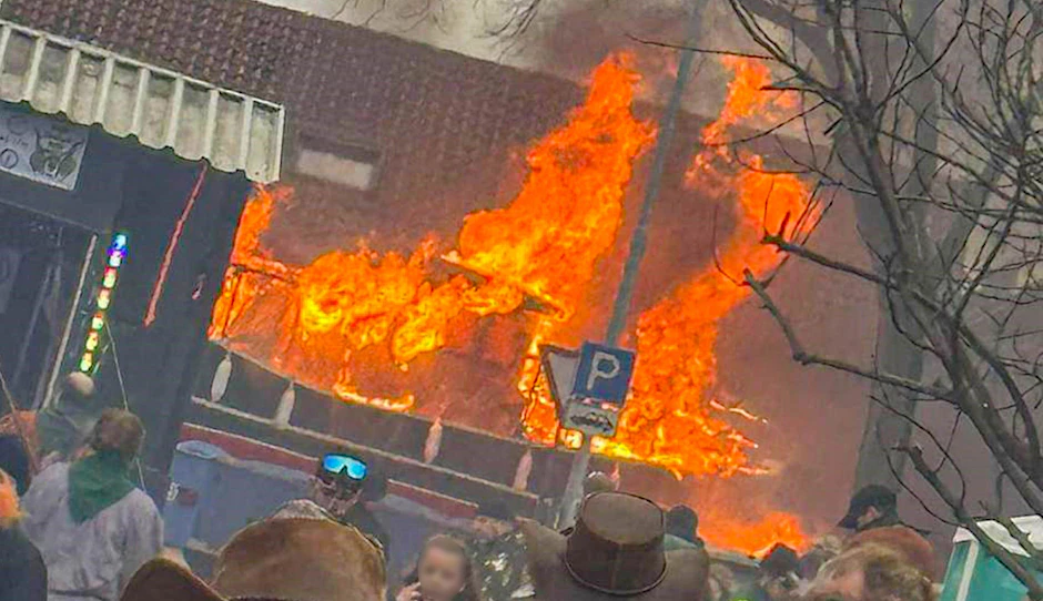 Ein Fasnachtswagen in Form eines Schiffes brennt auf der Straße in Kehl.