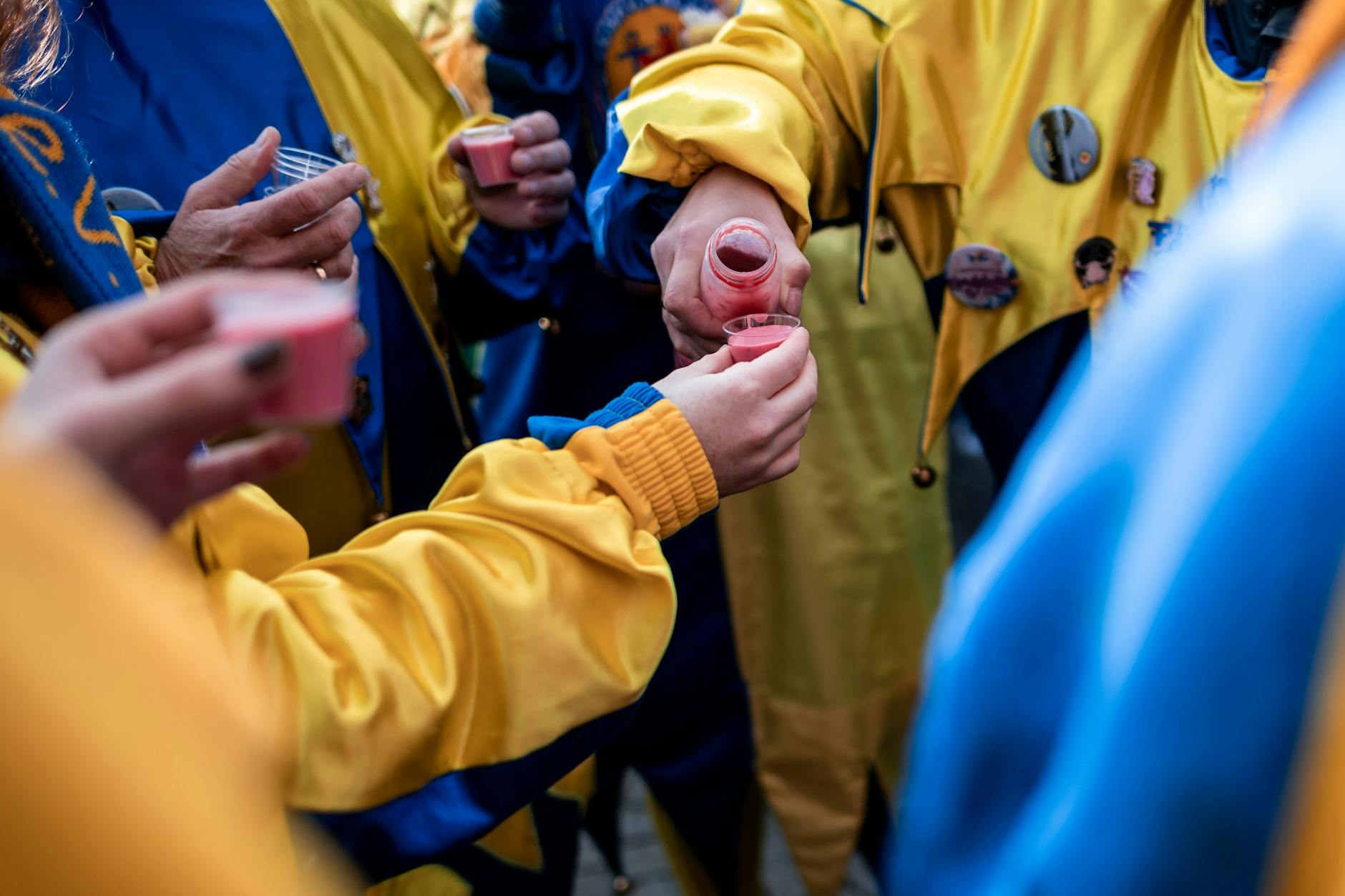 Prost! Wer beim Trinken zwischendurch immer mal wieder ein Glas Wasser einlegt, der wird sich am Tag nach dem Karnevalsauftakt wahrscheinlich besser fühlen.