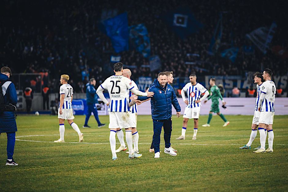 Trainer Pal Dardai klatscht nach dem Abpfiff der 1:2-Heimpleite gegen den HSV mit viel Frust im Gesicht Herthas Torjäger Haris Tabakovic ab.