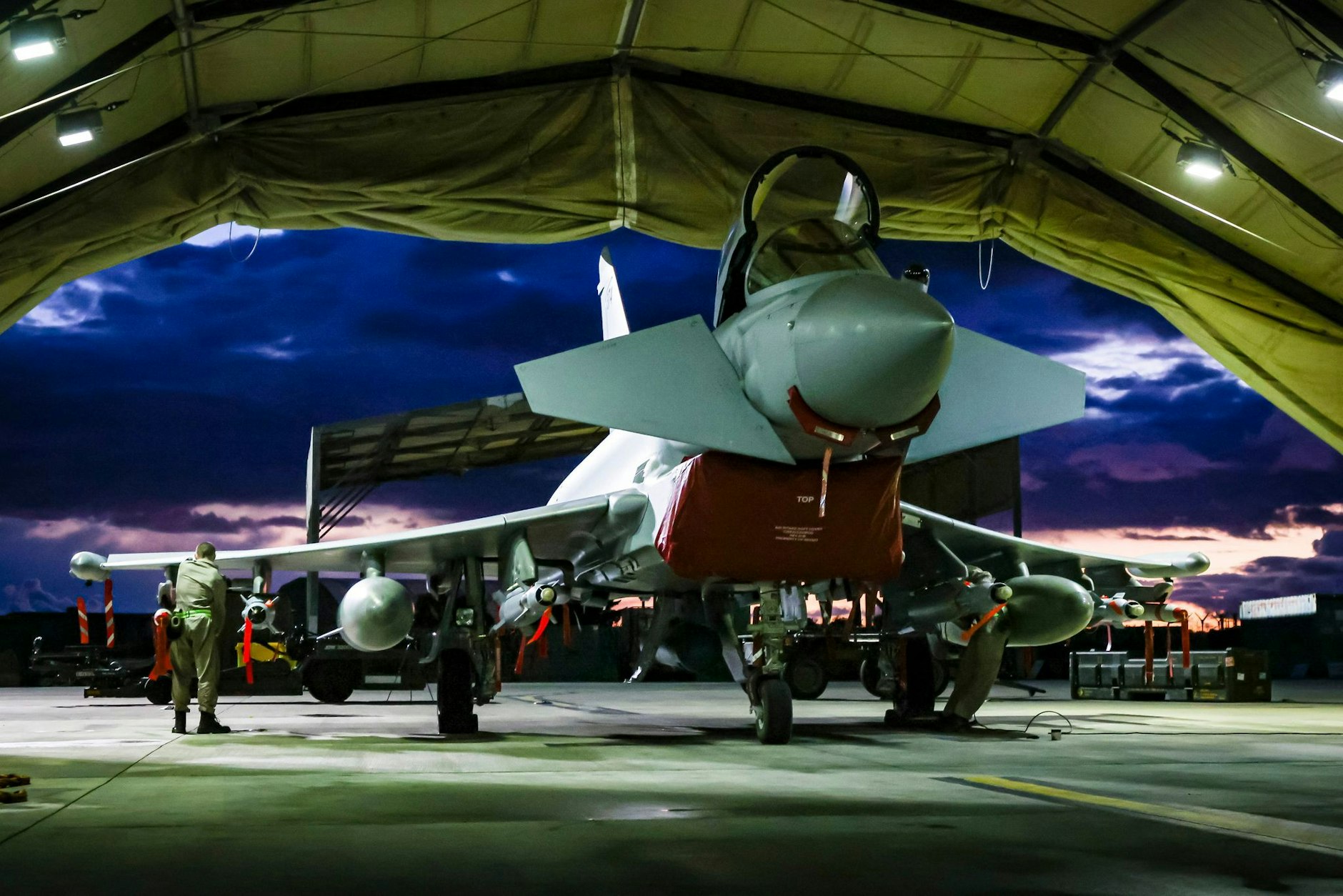 HANDOUT - Die von Verteidigungsministerium des Vereinigten Königreichs zur Verfügung gestellte Aufnahme zeigt Waffentechniker der Royal Air Force bei der Vorbereitung eines Kampfflugzeugs vom Typ Typhoon FGR4.  ht 2024/UK Ministry of Defence/dpa