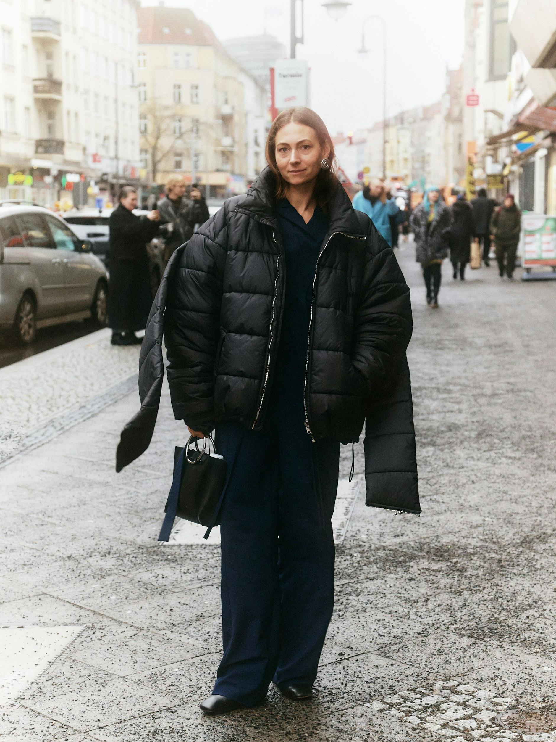 Die „geflügelte“ Jacke von Stylistin Josepha ist ein Entwurf des auch in Paris erfolgreichen Berliner Modelabels GmbH.