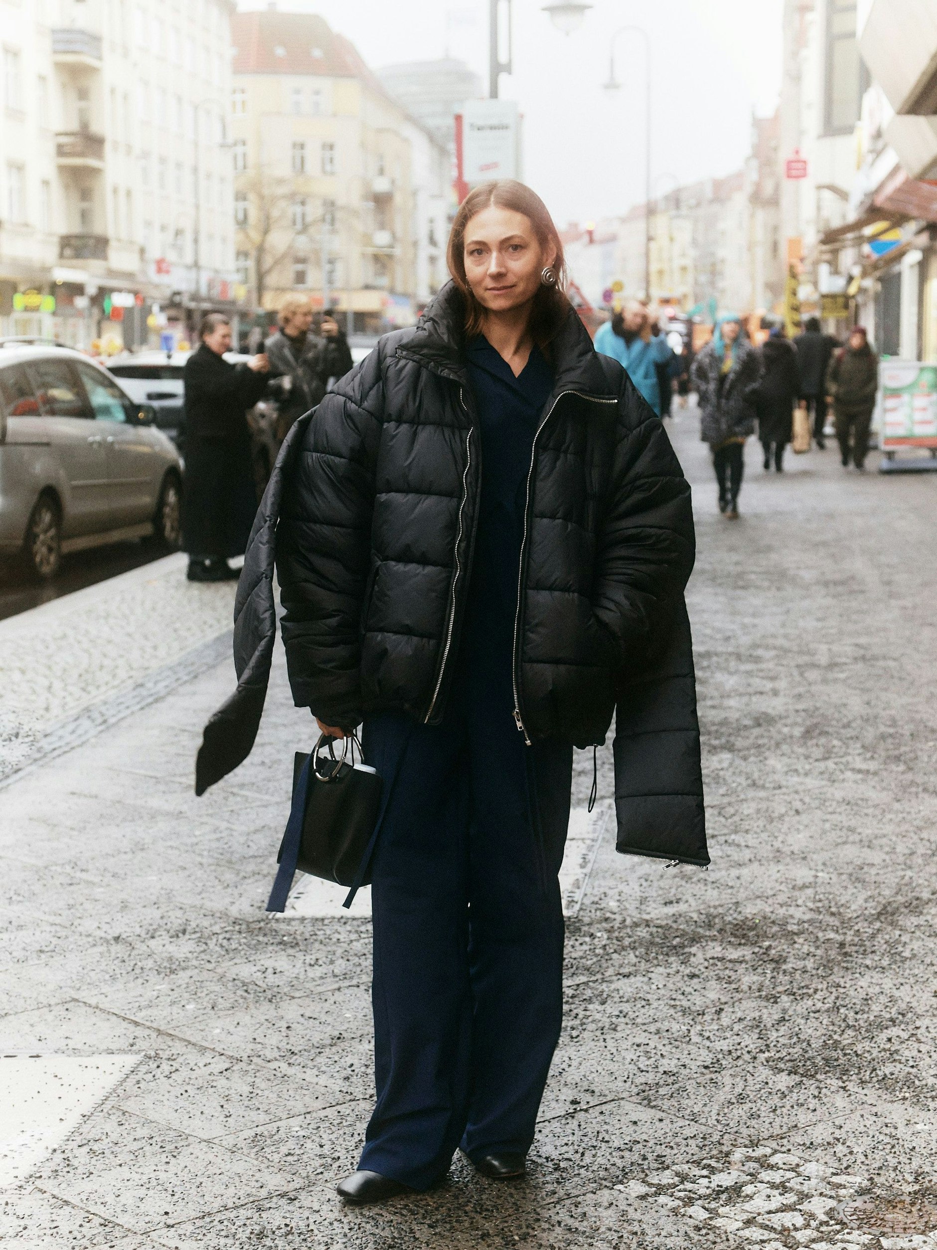 Die „geflügelte“ Jacke von Stylistin Josepha ist ein Entwurf des auch in Paris erfolgreichen Berliner Modelabels GmbH.