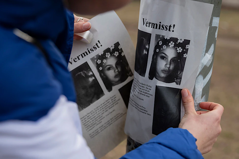 Seit 2019 wird nach Rebecca gesucht: Damals klebte ein junges Mädchen in einem Park zwischen den U-Bahnhöfen Johannisthaler Chaussee und Britz-Süd diese Flugblätter an einen Laternenpfahl.