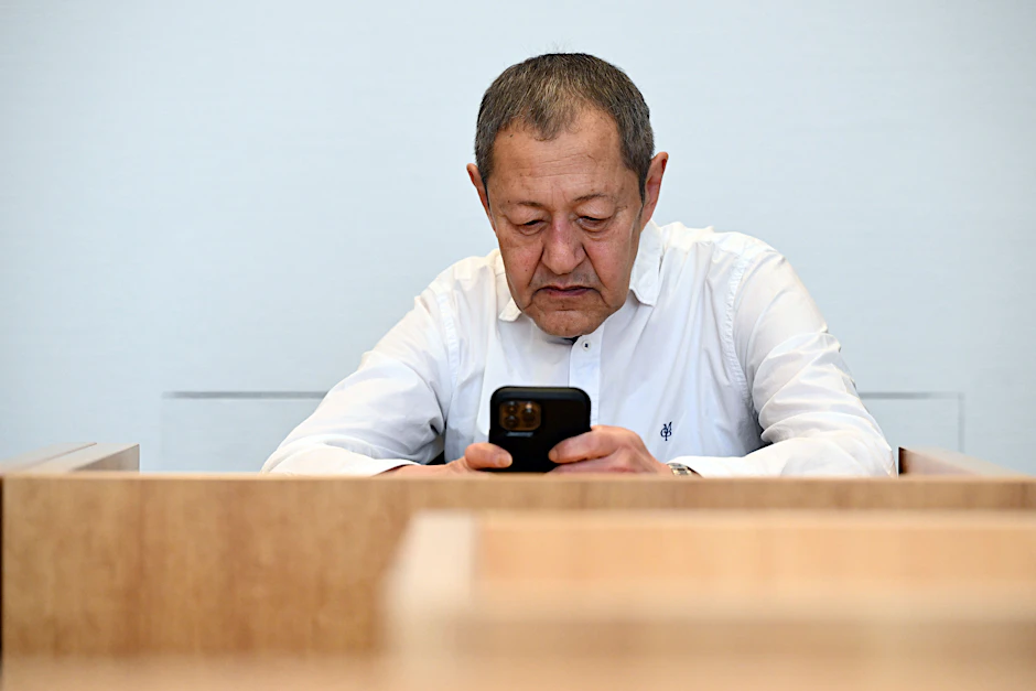 Der Autor und Blogger Akif&nbsp;Pirinçci wartet im Gerichtssaal des Amtsgerichts auf den Beginn der Verhandlung.