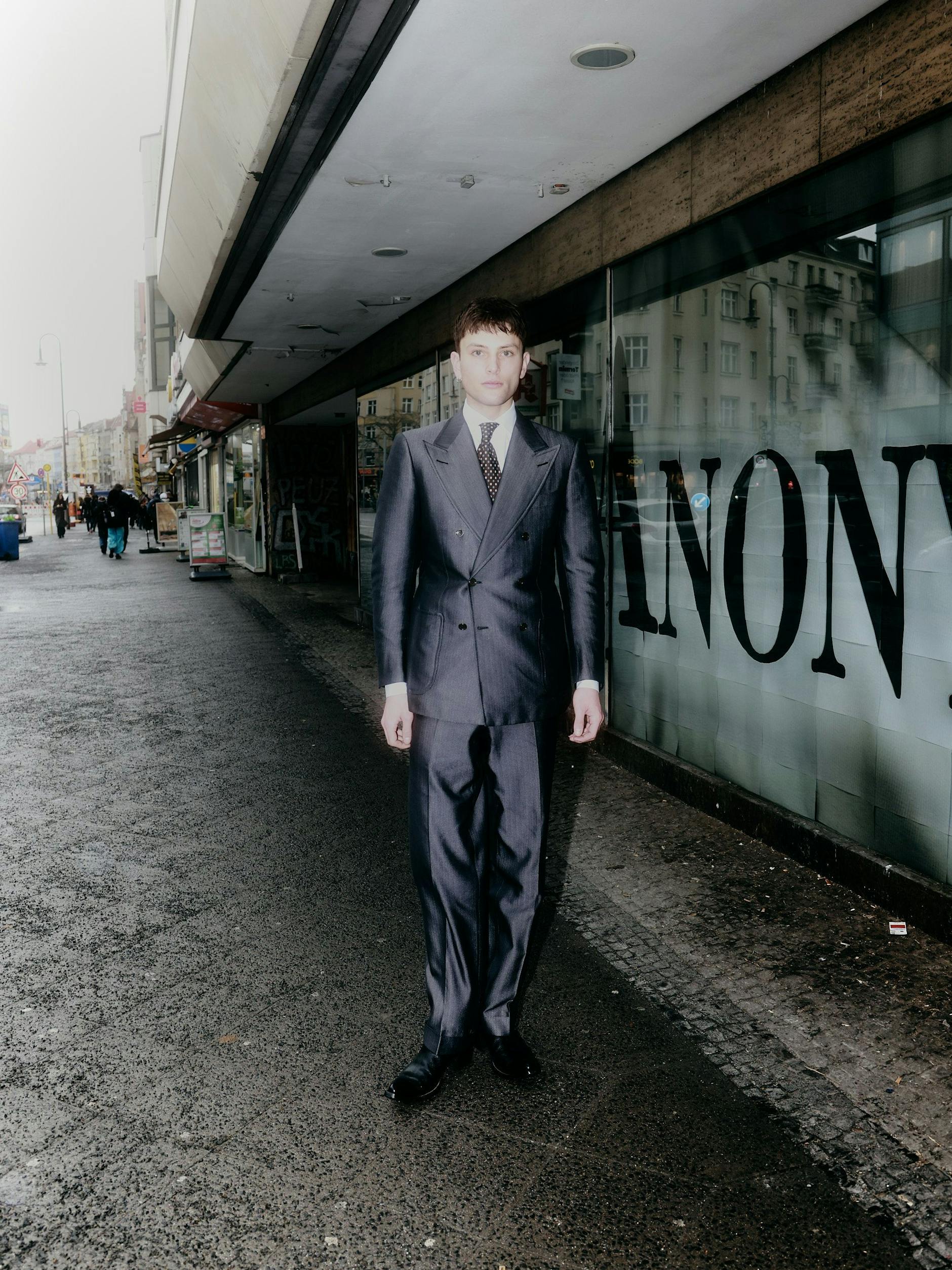 Kilian arbeitet als Moderedakteur für das Magazin „Schön“; und manchmal auch als Model.