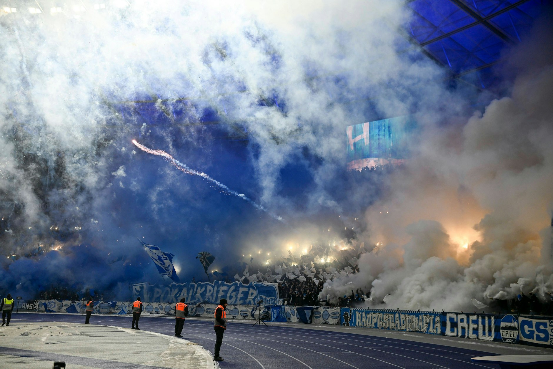 Die Fans von Hertha BSC aus der Ostkurve sorgen regelmäßig für gute Stimmung. Nun ging vielen der Protest gegen die DFL zu weit.