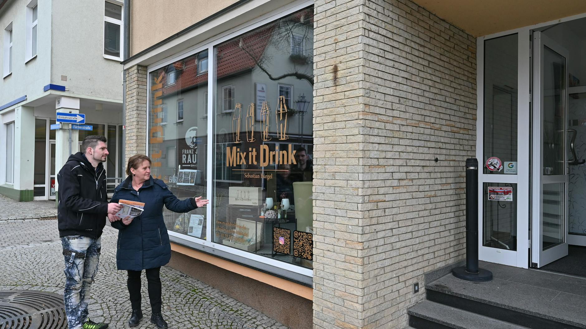Sebastian Bürgel, Unternehmer, und Karina Rude, Mitarbeiterin der Wohn- und Baugesellschaft Calau mbH, stehen vor dem neu eröffneten Ladengeschäft.