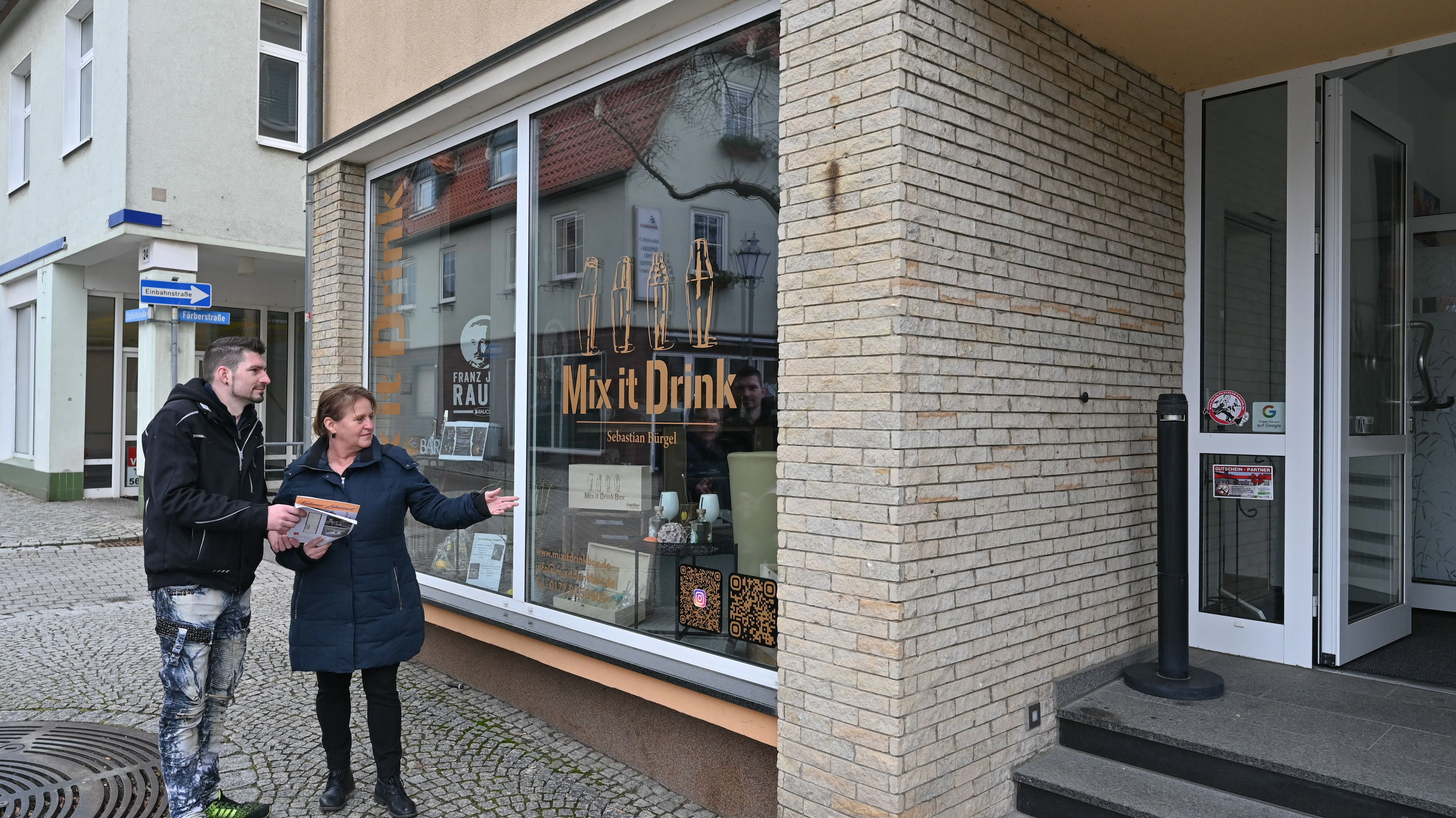 Sebastian Bürgel, Unternehmer, und Karina Rude, Mitarbeiterin der Wohn- und Baugesellschaft Calau mbH, stehen vor dem neu eröffneten Ladengeschäft.
