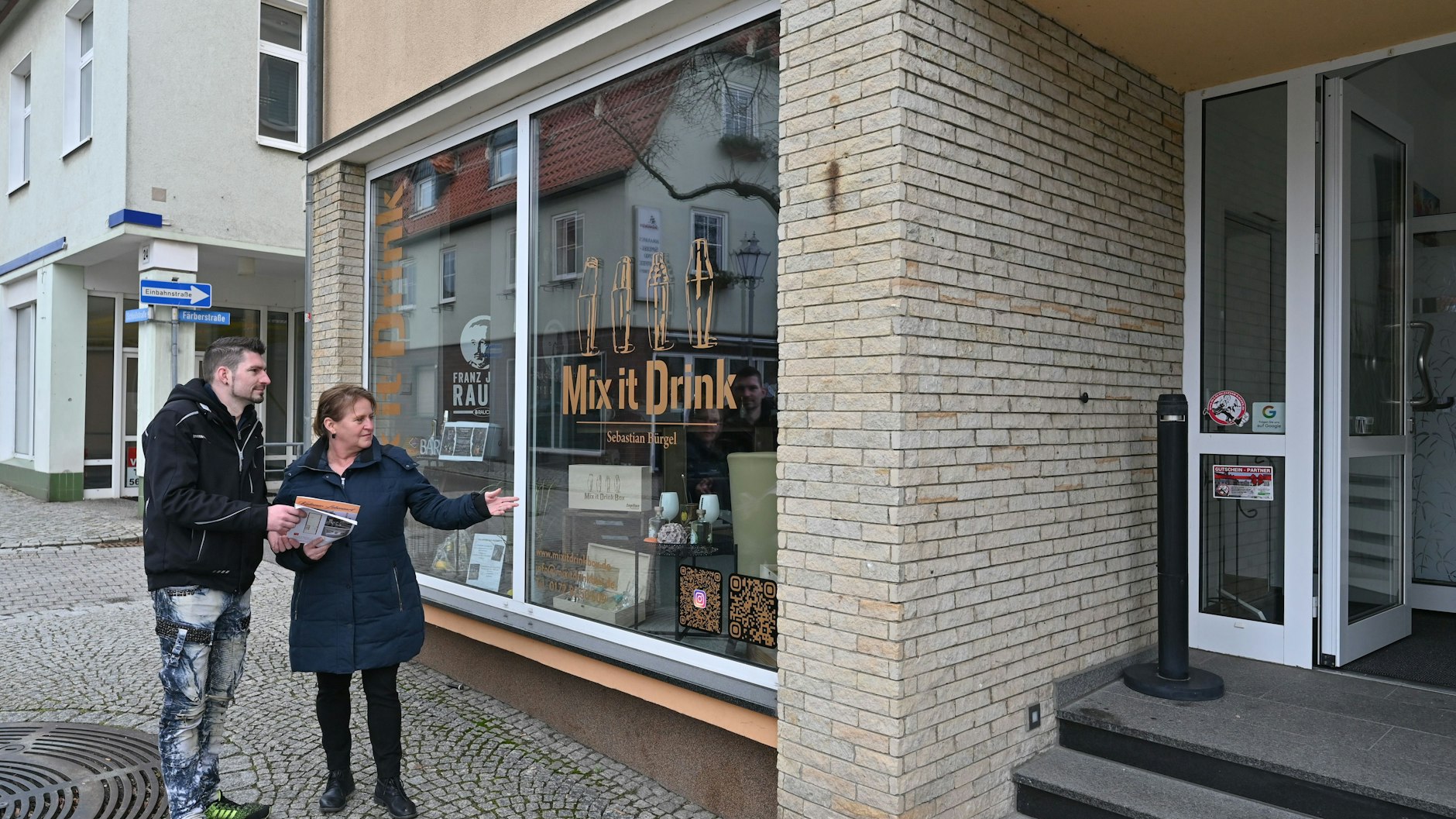 Sebastian Bürgel, Unternehmer, und Karina Rude, Mitarbeiterin der Wohn- und Baugesellschaft Calau mbH, stehen vor dem neu eröffneten Ladengeschäft.