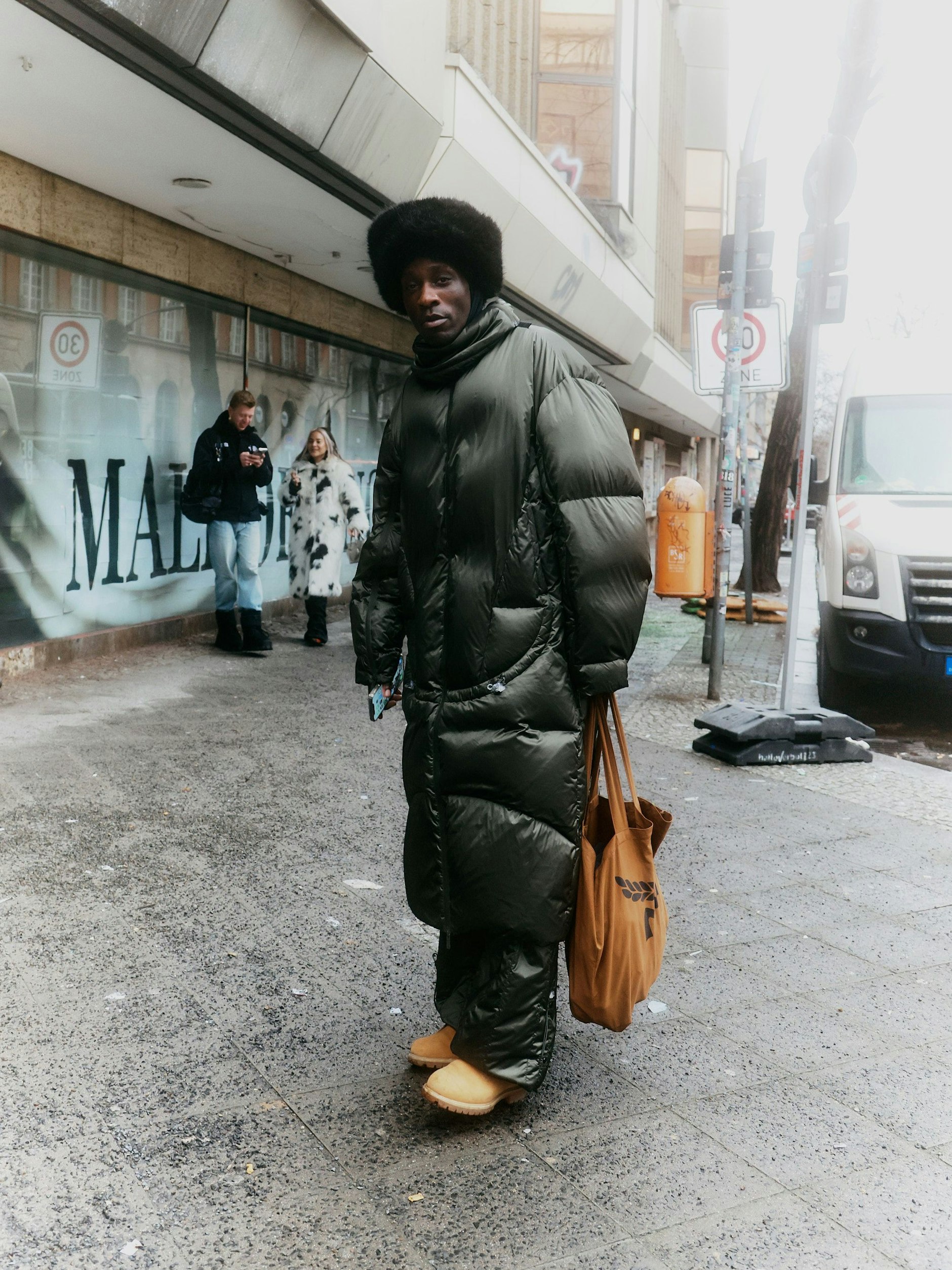 Model Brian erscheint im Puffercoat von A.A. Spectrum.