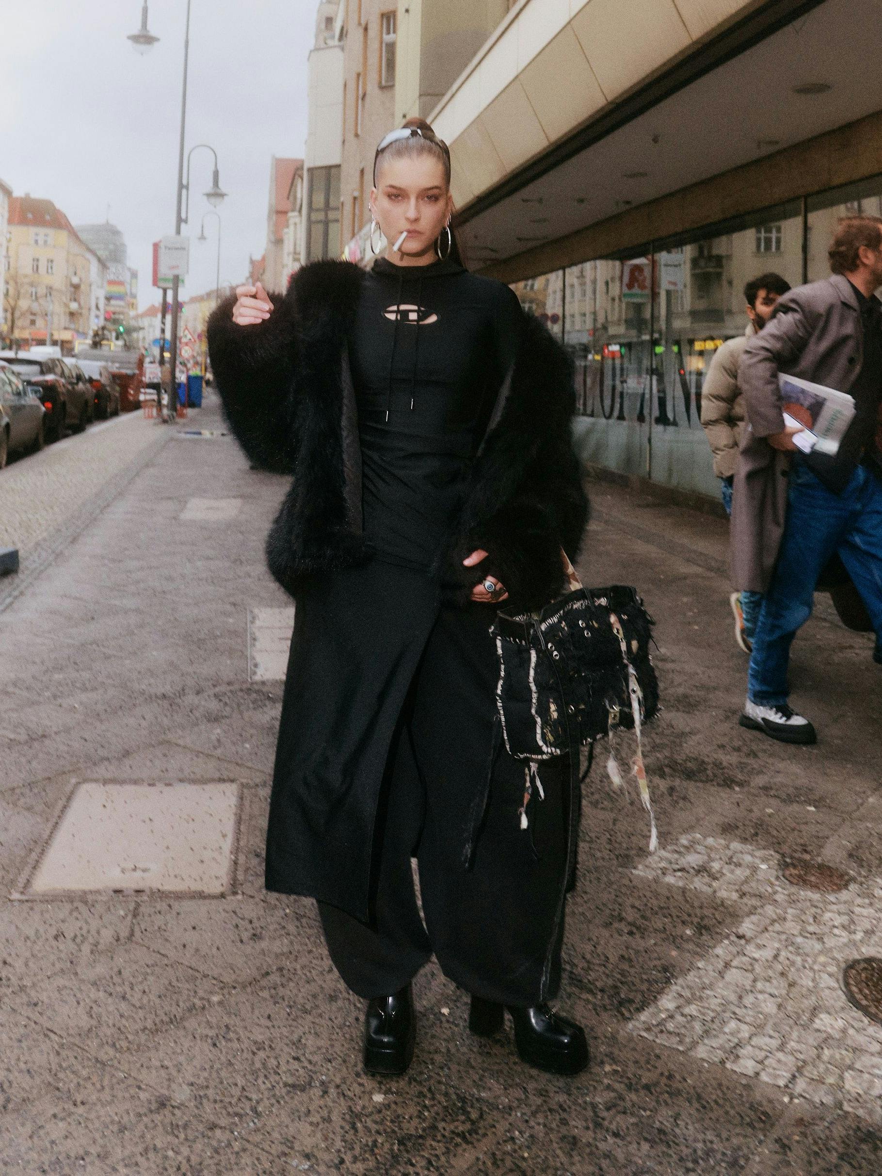 Ein schwarzer Look samt Dieselkleid und selbstentworfener Tasche: So rauscht Vivien bei der „Intervention“ an. 