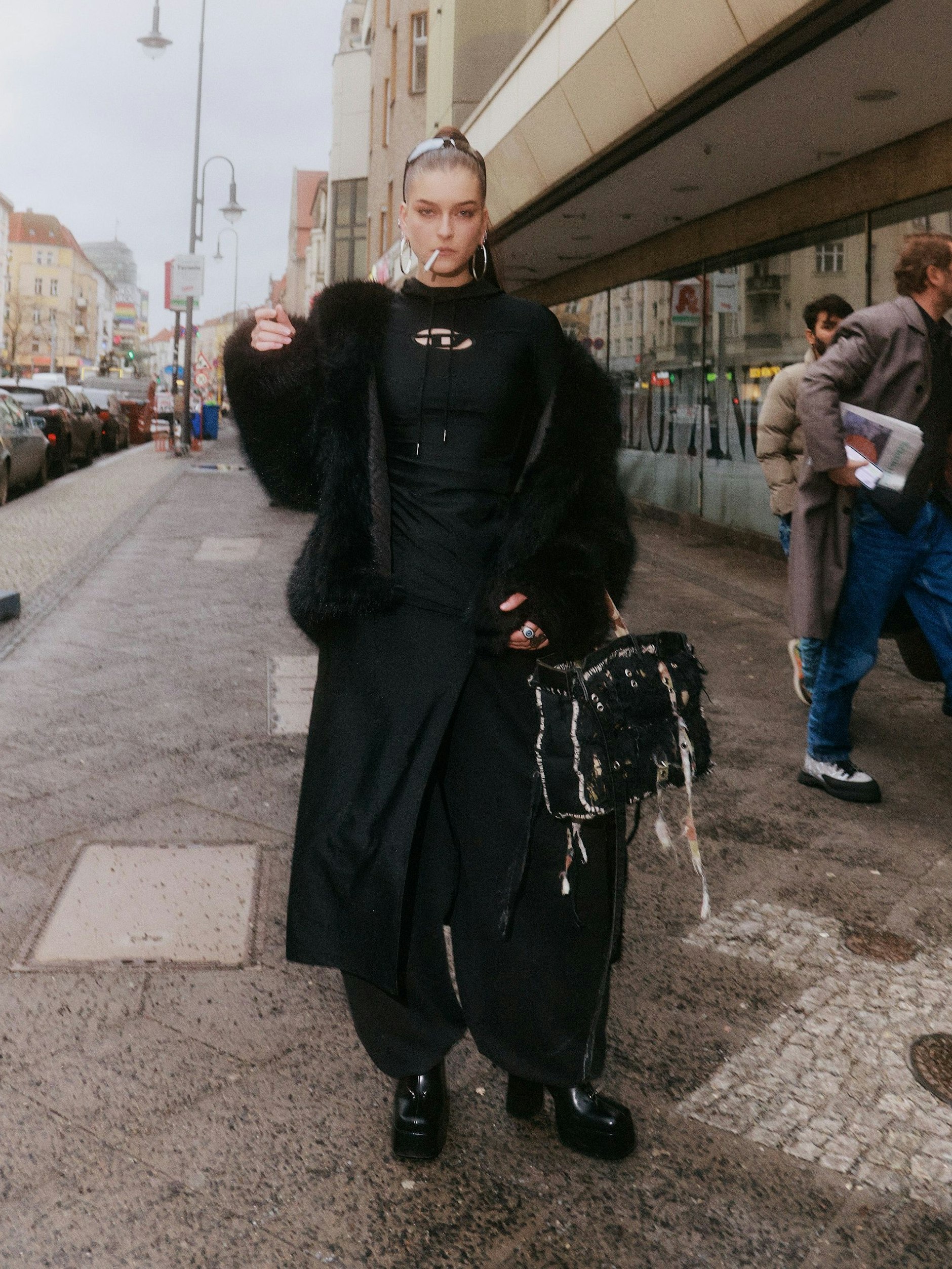 Ein schwarzer Look samt Dieselkleid und selbstentworfener Tasche: So rauscht Vivien bei der „Intervention“ an.&nbsp;