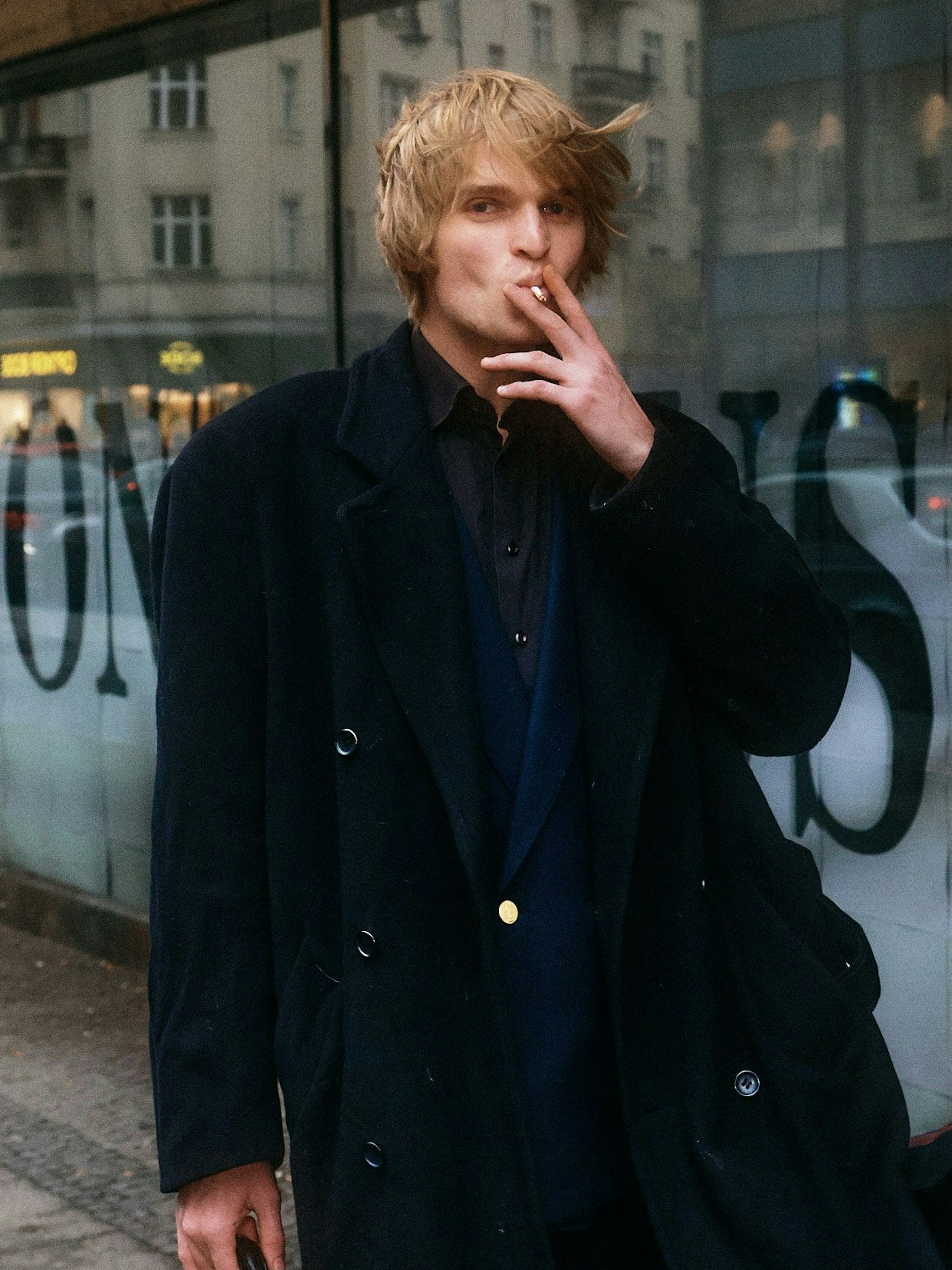 Bei diesem Look darf die Kippe nicht fehlen.