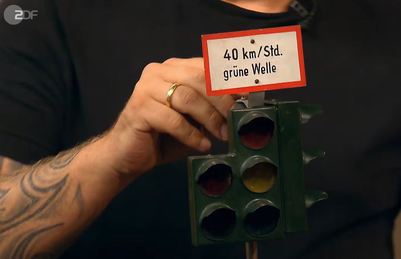 „Bares für Rares“-Moderator klärt auf: Das passiert, wenn eine Ampel „Kirschgrün“ zeigt