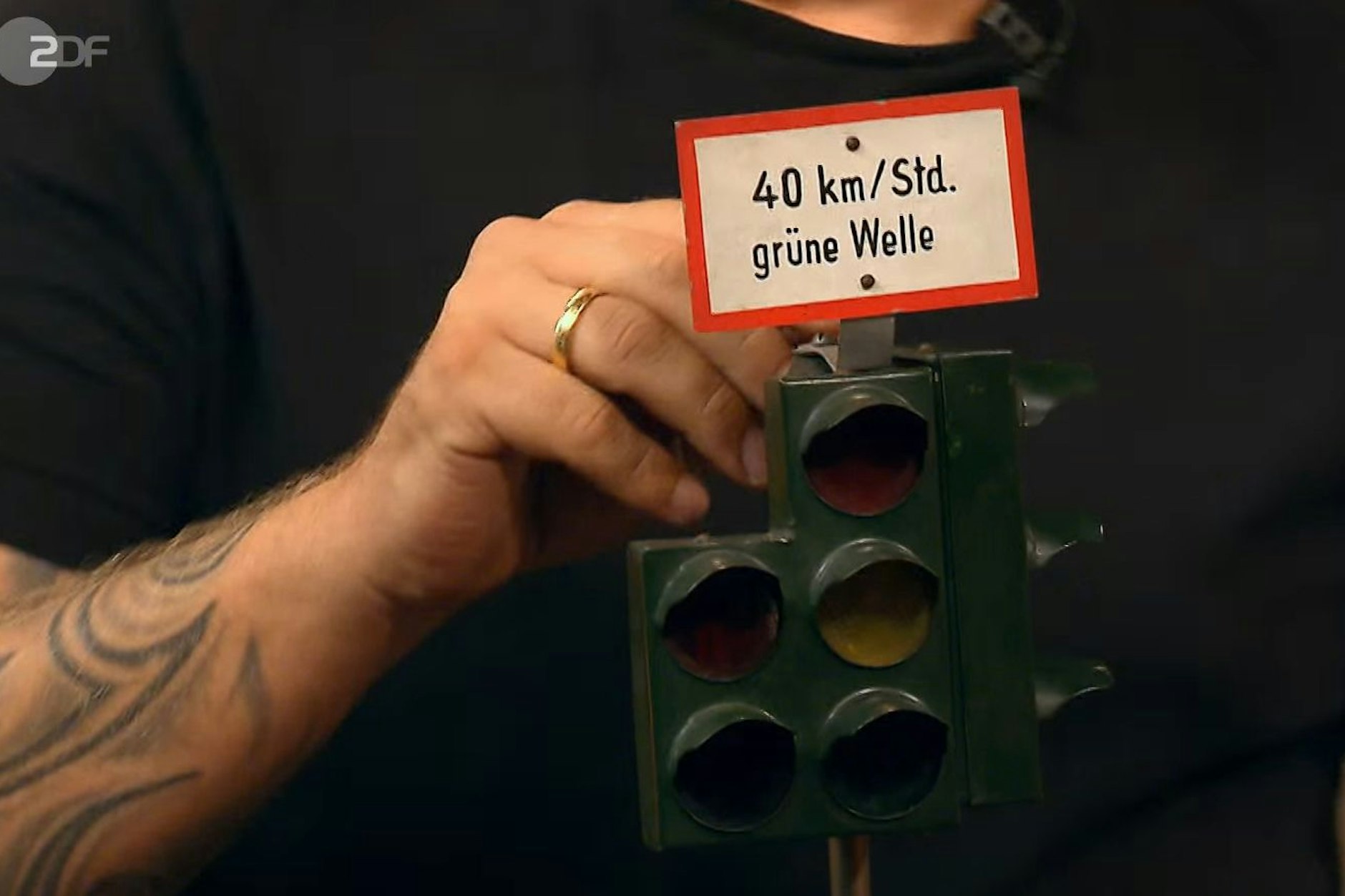 Die alte Fahrschul-Ampel soll bei den „Bares für Rares“-Händlern zu Geld gemacht werden.