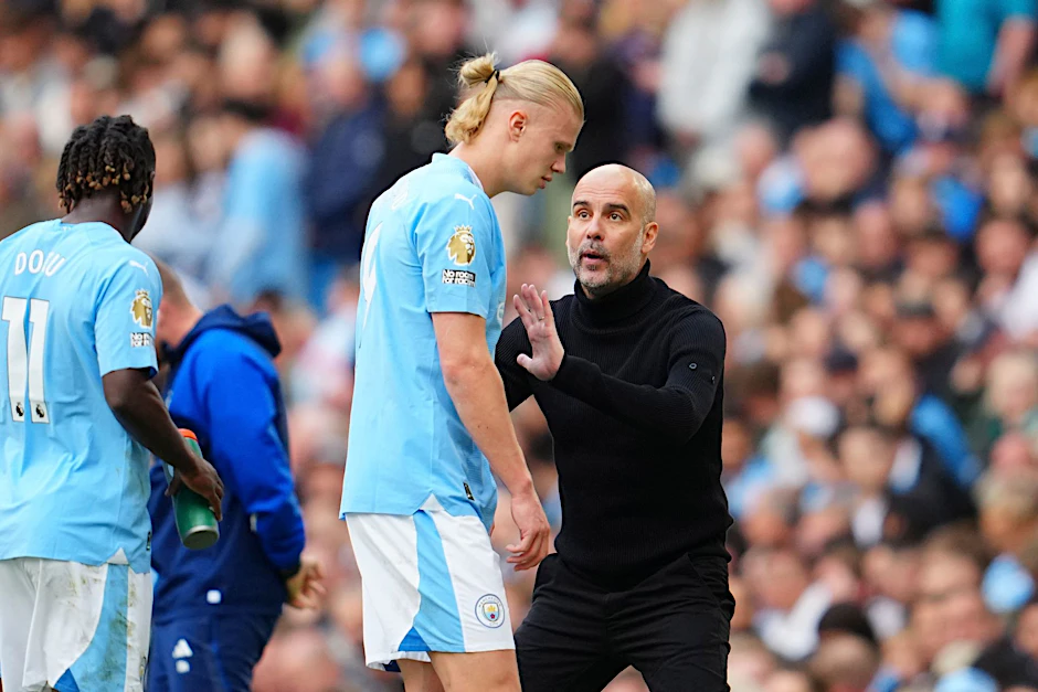 ARCHIV - City-Trainer Pep Guardiola (r) und sein Schützling Erling Haaland.  