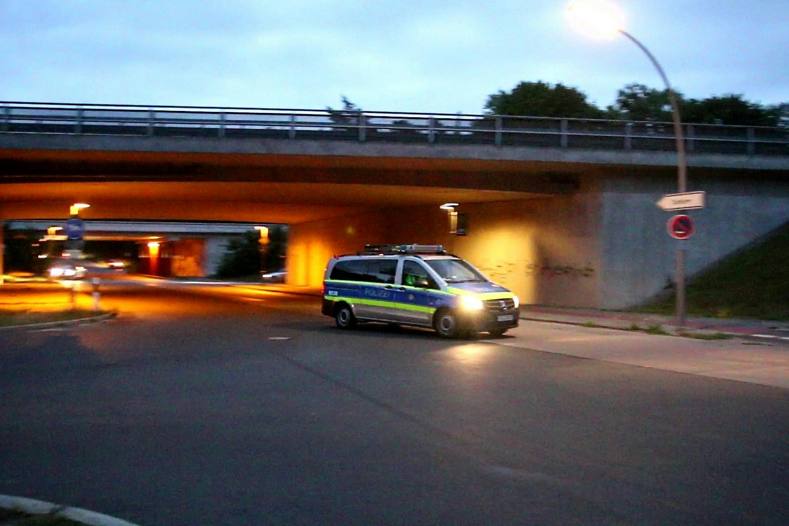 Die Polizei musste auf der Avus in Berlin einen Autokorso stoppen.