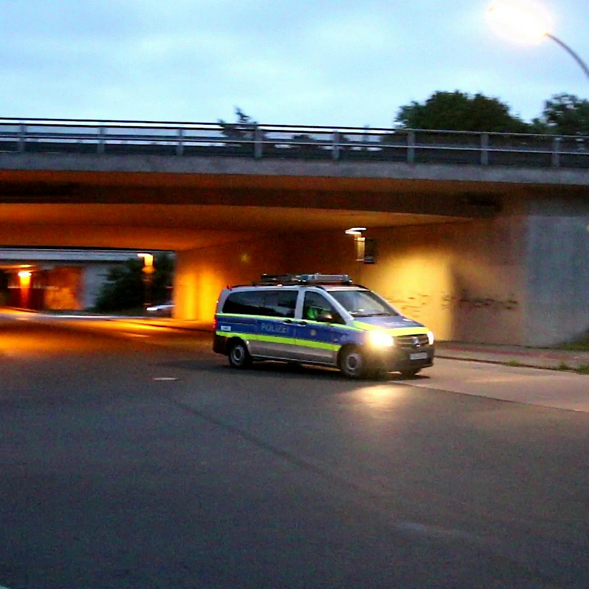 Polizei Berlin stoppt rowdyhaften Autokorso auf der Avus und muss Autobahn sperren