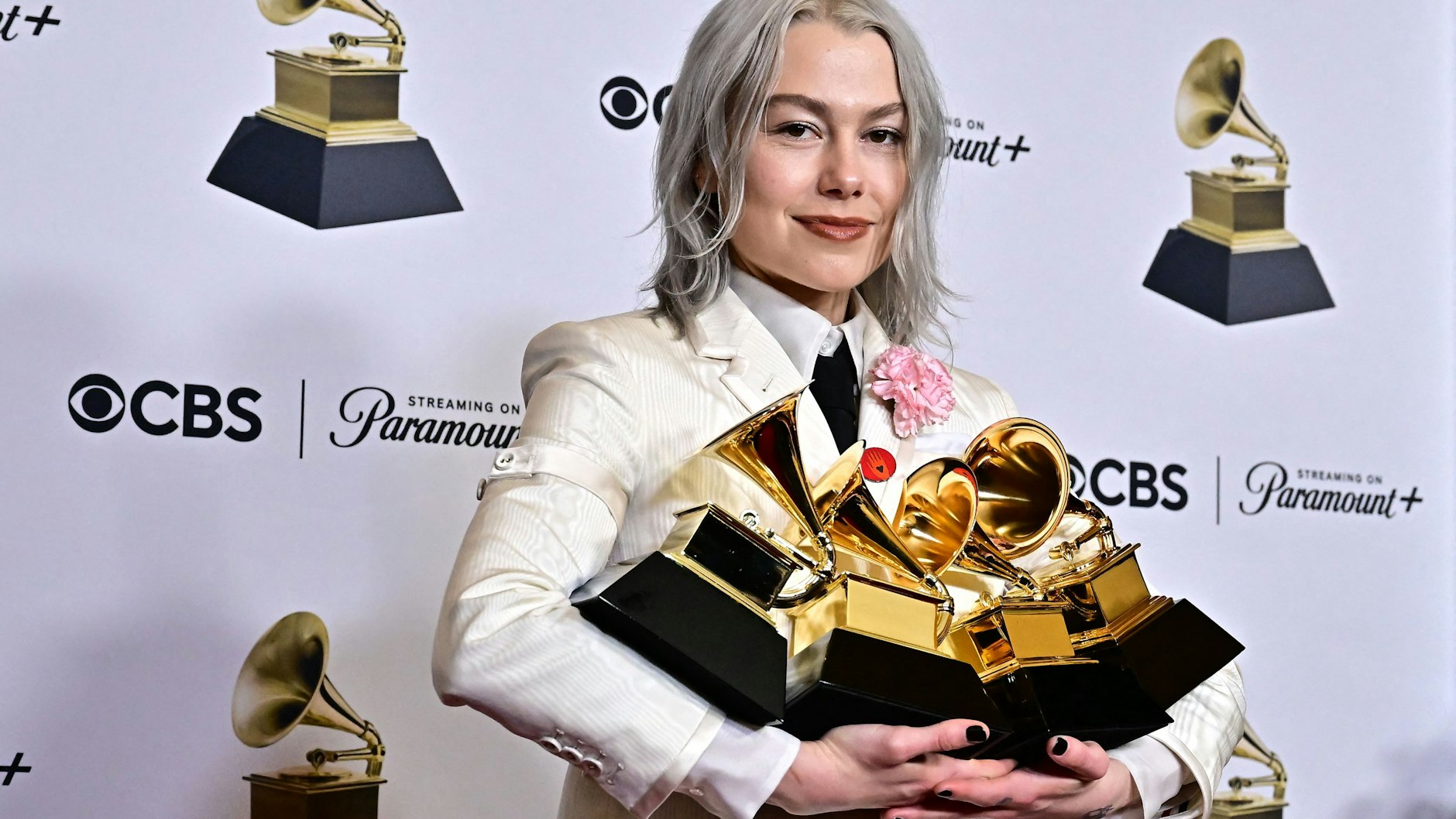 Die Musikerin Phoebe Bridgers posiert mit den vier Grammys, die sie in der Nacht in Los Angeles gewann  – drei davon mit ihrer Band Boygenius für das Album „The record“ und die Single „Not strong enough“.