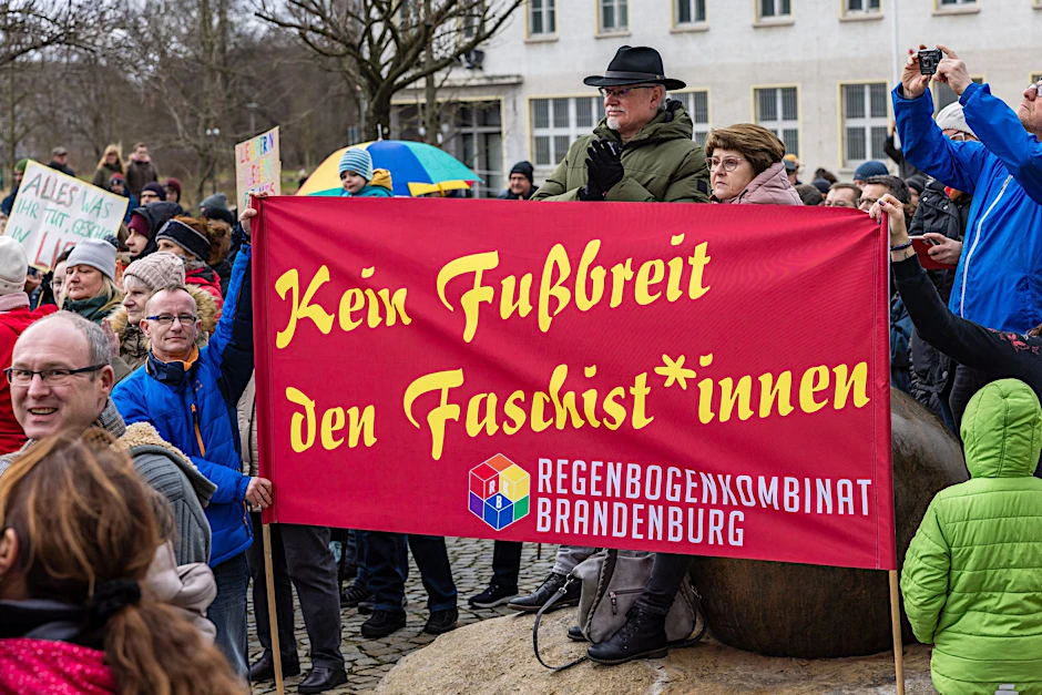 Teilnehmer einer Demonstration gegen rechts tragen ein Banner mit der Aufschrift «Kein Fußbreit den Faschis*innen».  