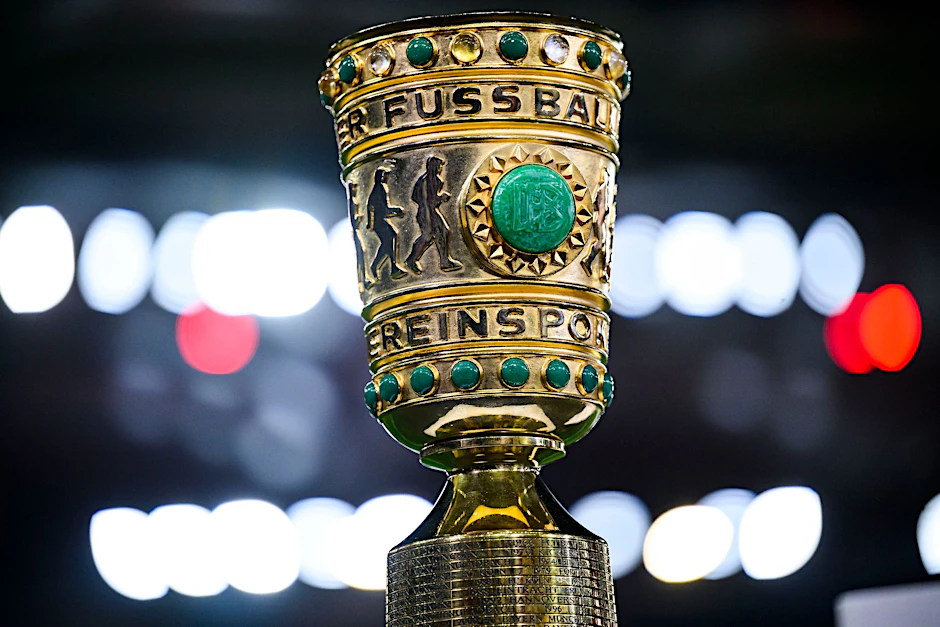 ARCHIV - Objekt der Begierde: Noch acht Teams hoffen auf den Gewinn des DFB-Pokals.  