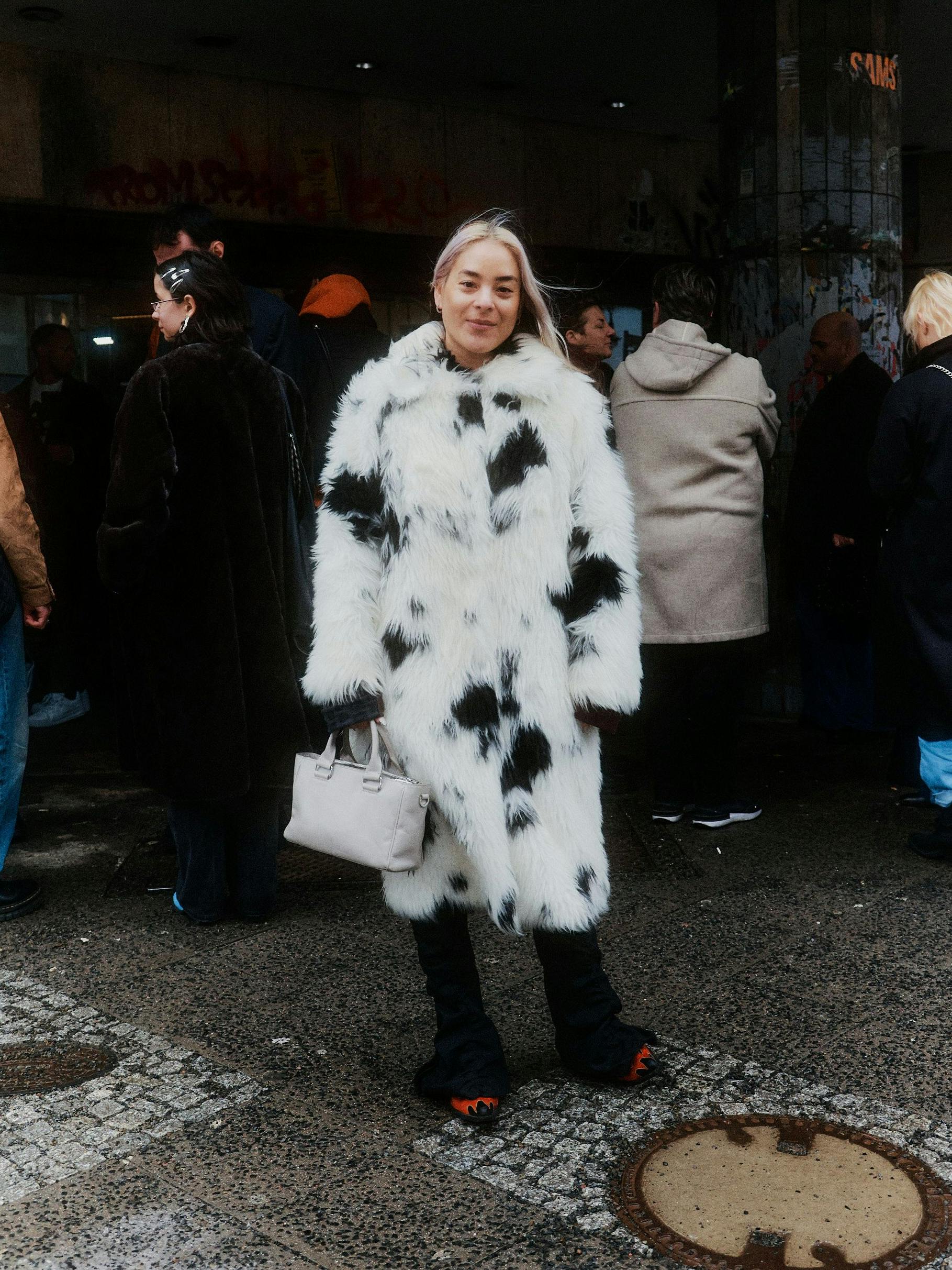 Mika betreibt eine Fashion-PR-Agentur in Berlin. Ihr fluffiger Mantel ist von Bimba Y Lola.