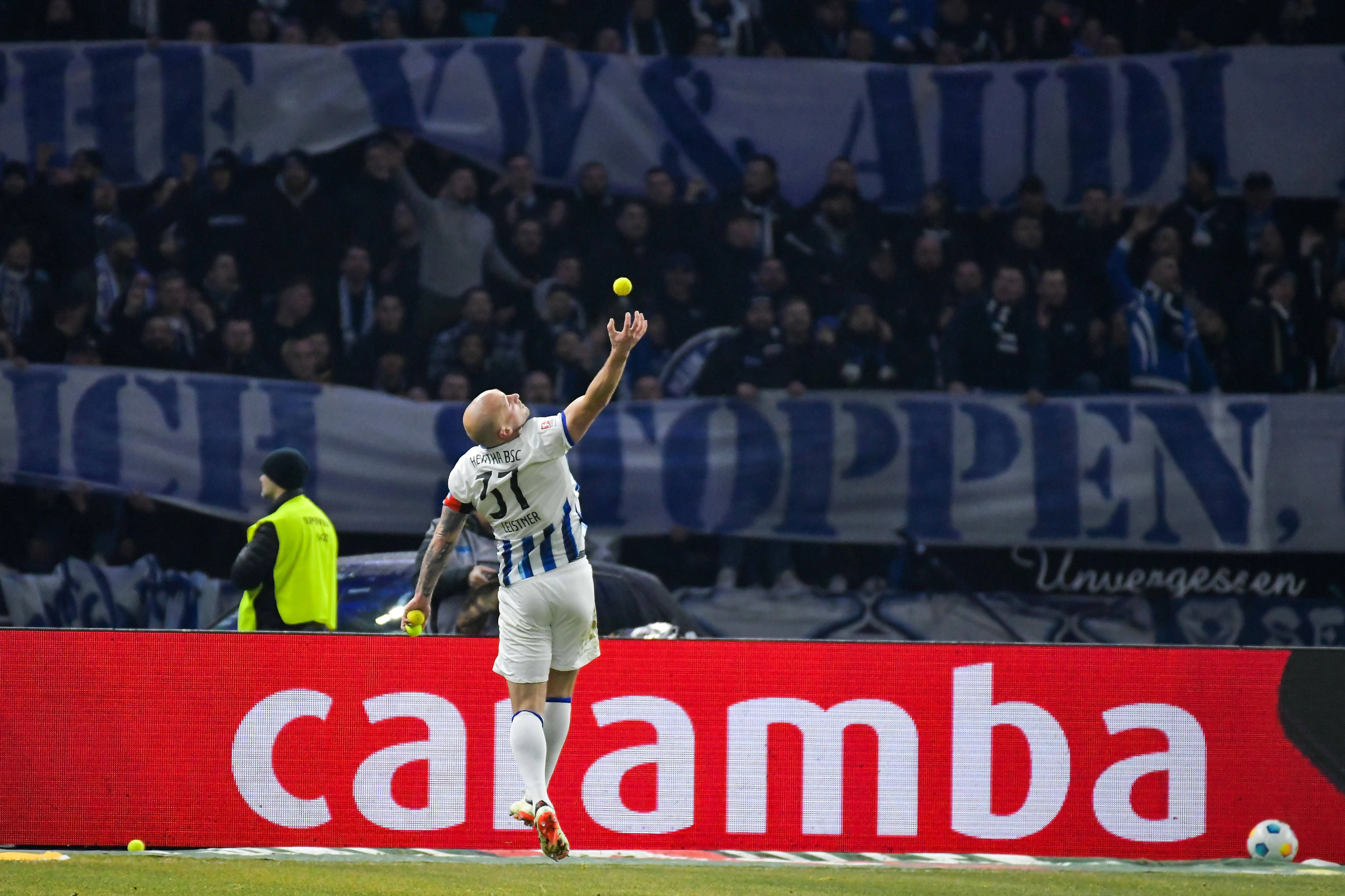 Kapitän Toni Leistner streckte sich vergebens: Die Ultras von Hertha BSC sorgten mit ihren Tennisball-Protest fast für einen Spielabbruch gegen den Hamburger SV