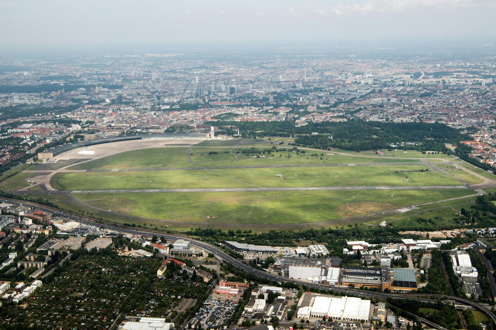 Sollen am Rand des Tempelhofer Feldes Wohnungen entstehen? Darüber will der Senat mit Bürgern in einer Werkstatt diskutieren.