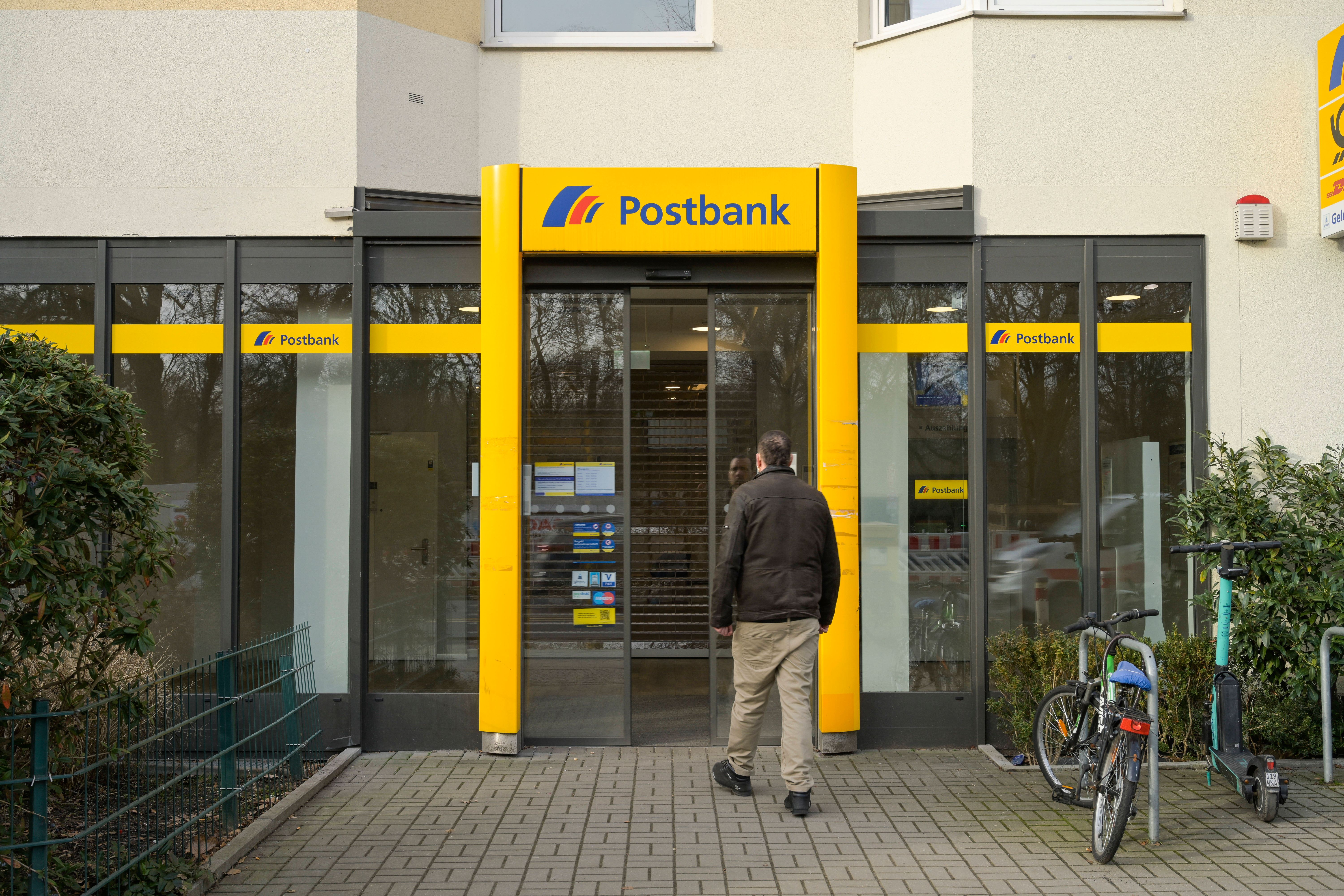 Filialen Von Deutscher Bank Und Postbank Stundenlang Geschlossen – Das ...