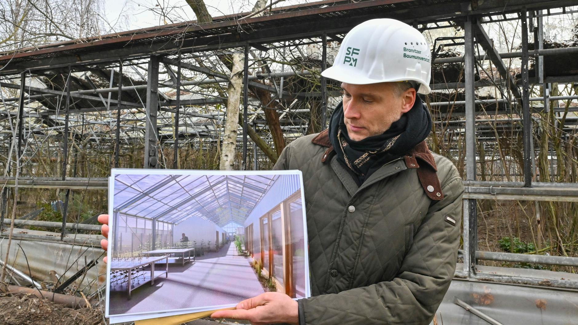 Stefan Körner, Direktor der Stiftung Fürst-Pückler-Museum Park und Schloss Branitz, zeigt eine Simulation der neuen Gewächshäuser.