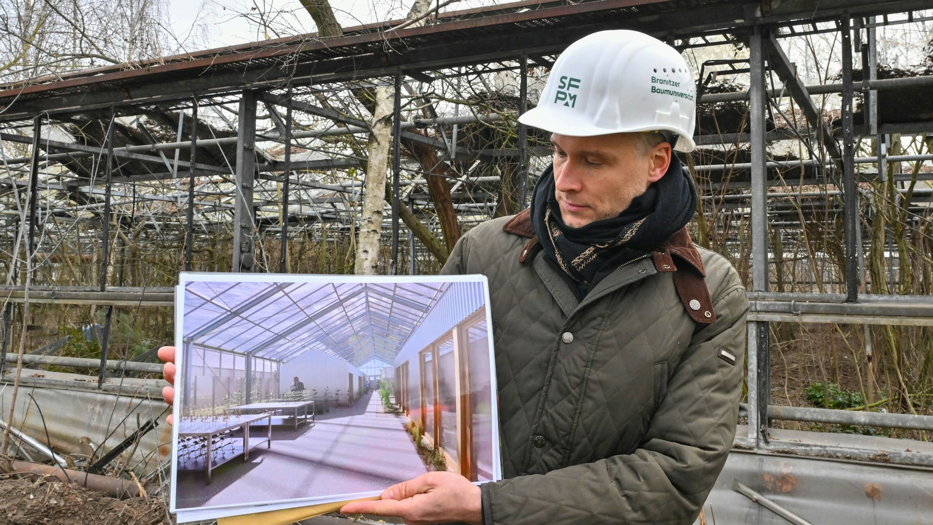 Stefan Körner, Direktor der Stiftung Fürst-Pückler-Museum Park und Schloss Branitz, zeigt eine Simulation der neuen Gewächshäuser.