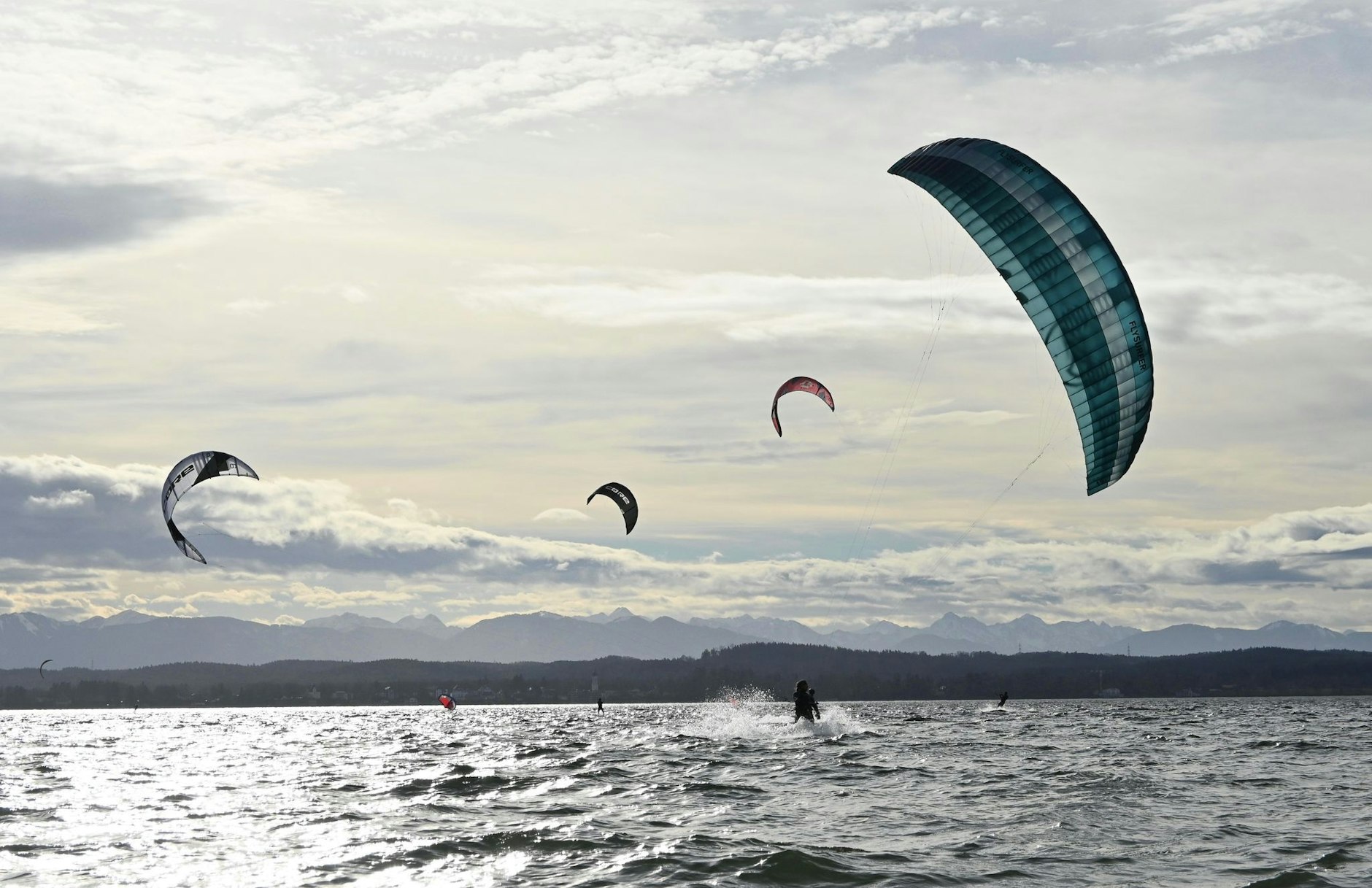 Trotz Wassertemperaturen um die 5 Grad haben sich Kitesurfer auf den Starnberger See gewagt.  