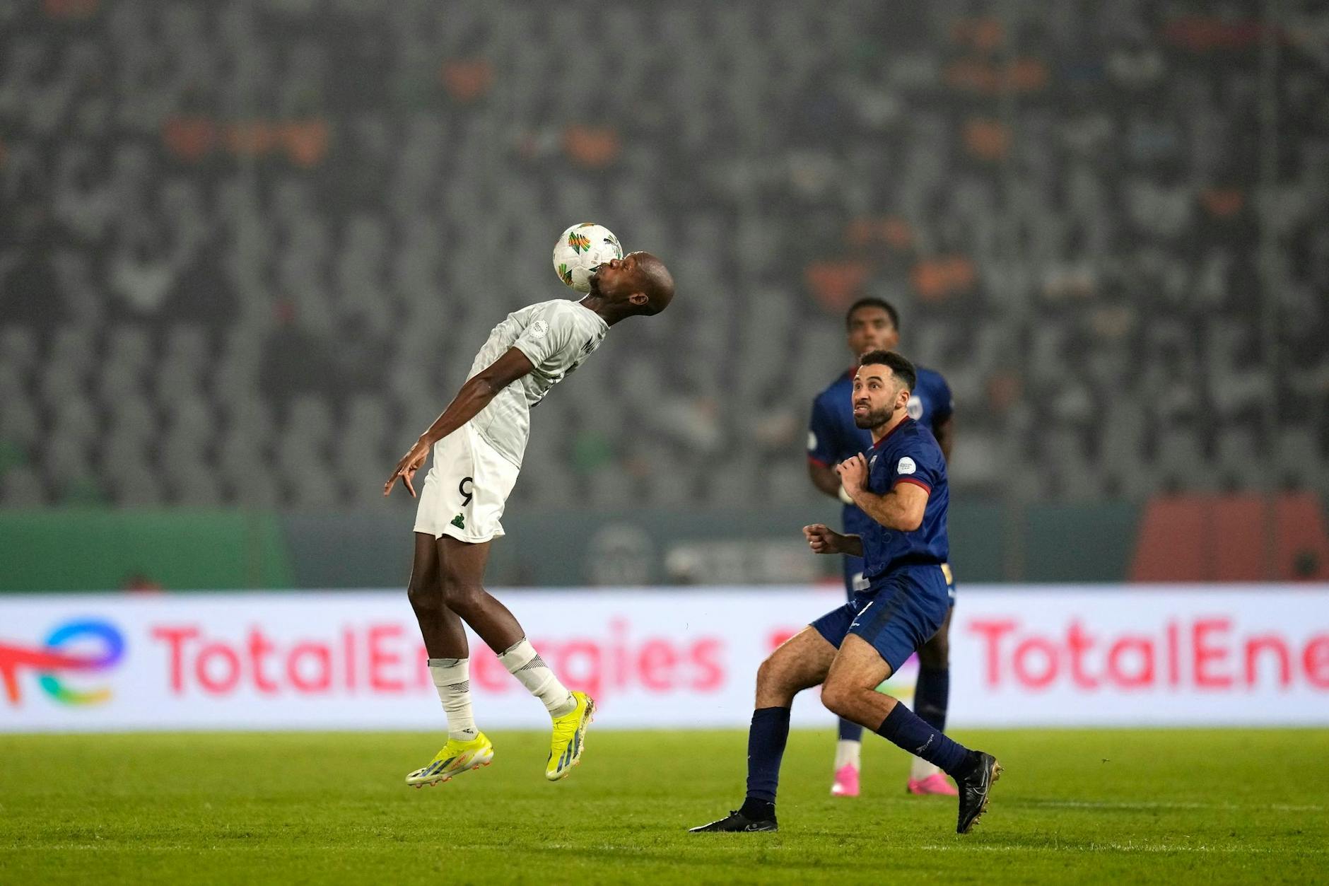 Afrika-Cup: Südafrikas Evidence Makgopa (l) springt nach dem Ball, während Kap Verdes Pico zusieht.