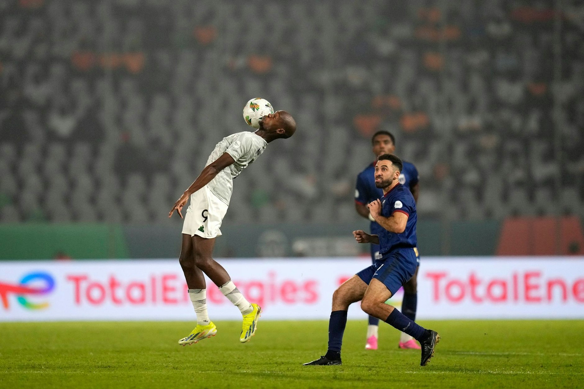 Afrika-Cup: Südafrikas Evidence Makgopa (l) springt nach dem Ball, während Kap Verdes Pico zusieht.  