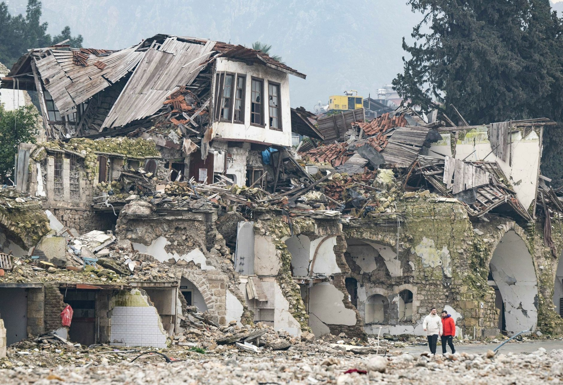 dpatopbilder - Stillstand: Rund ein Jahr nach dem verherrenden Beben in der türkischen Provinz Hatay liegen viele der Häuser noch immer in Trümmern.  