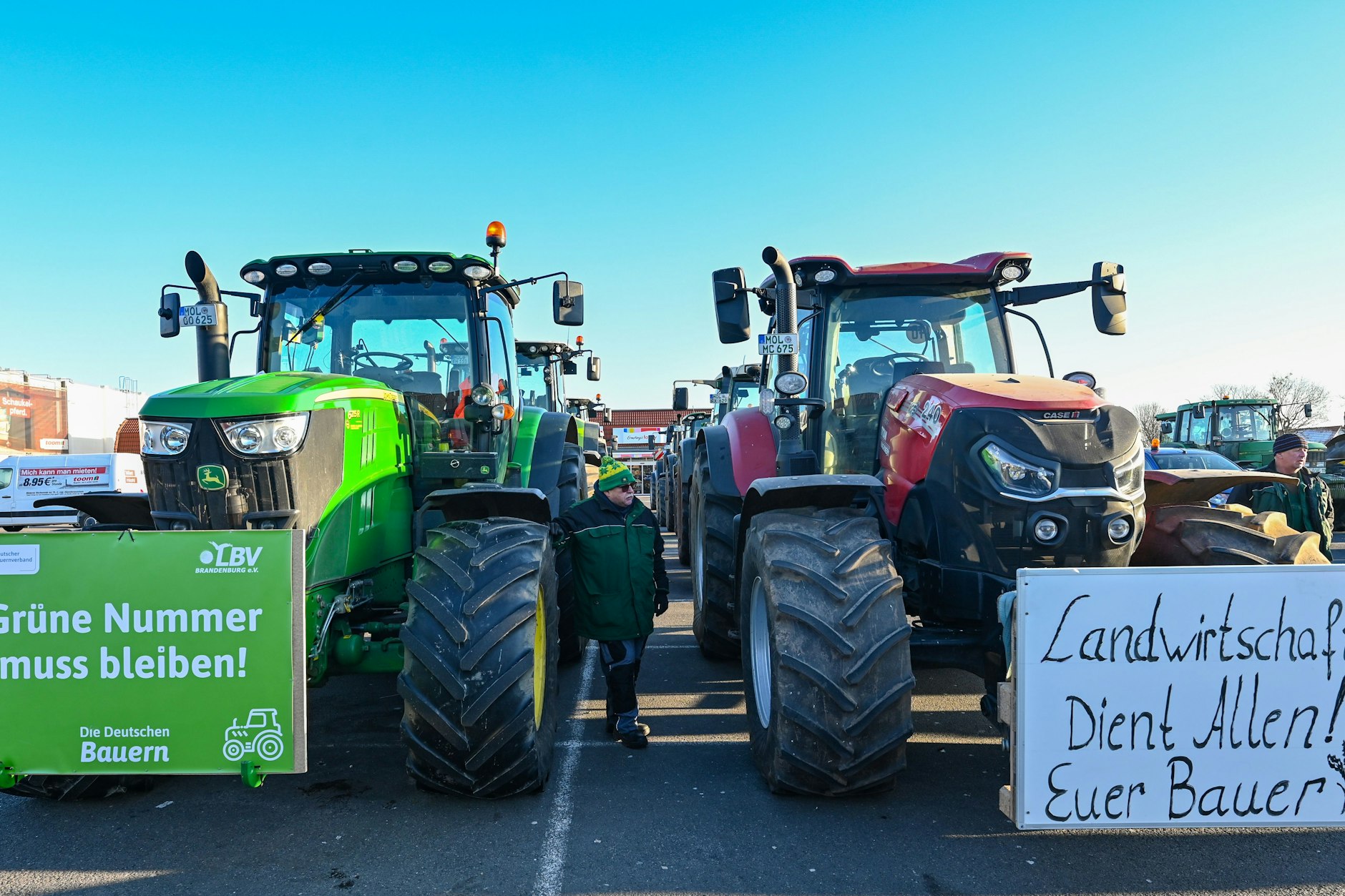 Protestierende Landwirte stehen mit ihren Traktoren auf einem Parkplatz in Seelow. (Symbolbild)