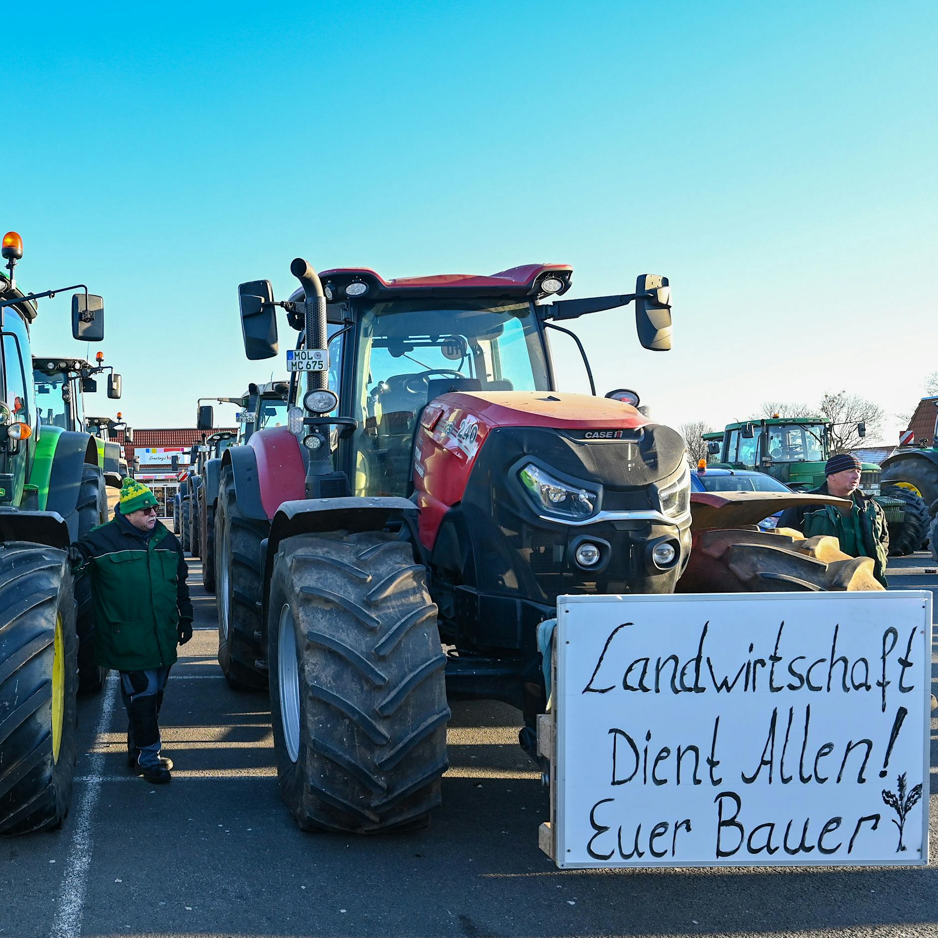 Landwirte legen komplettes Logistikzentrum lahm