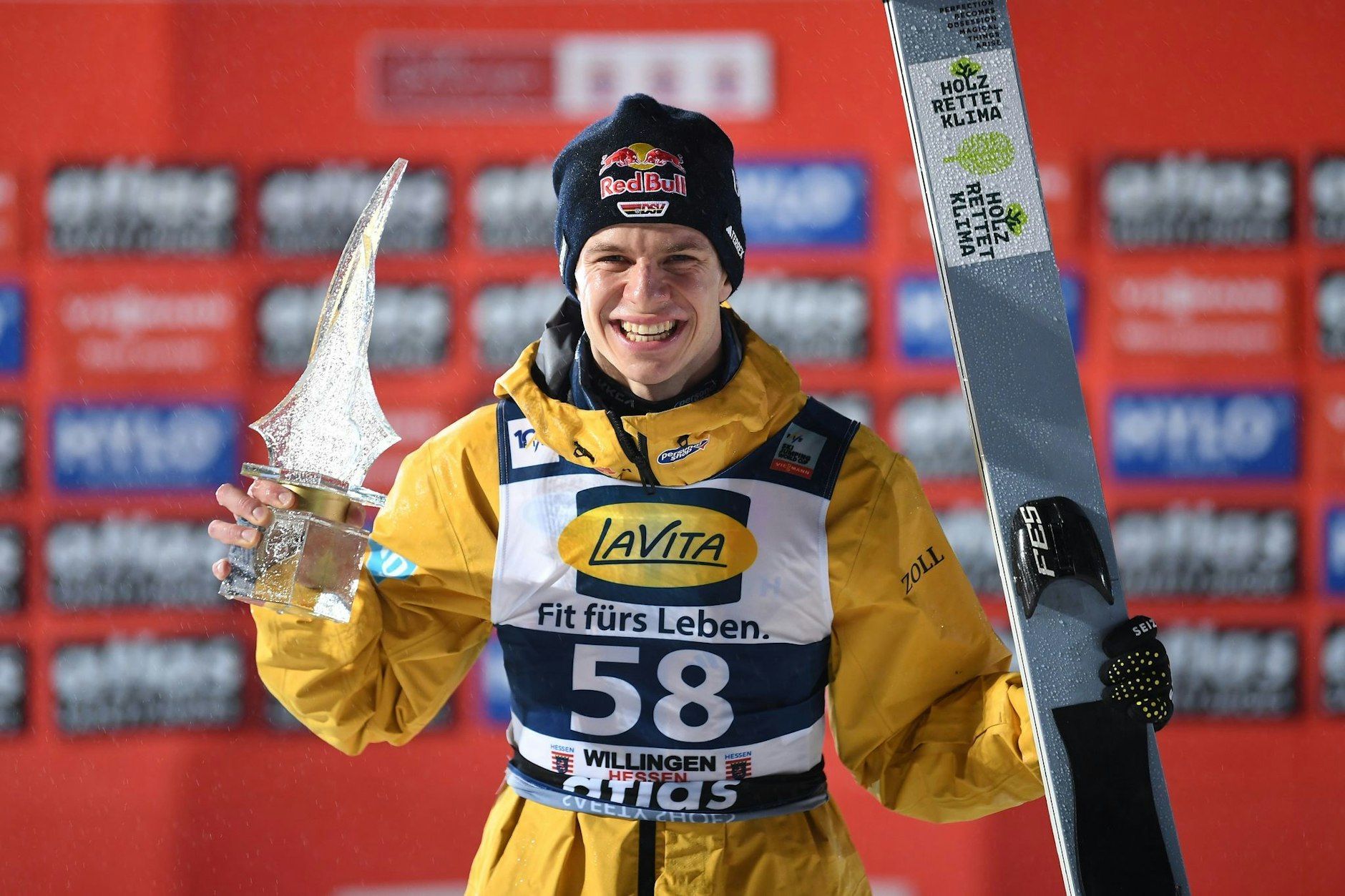 dpatopbilder - Am Samstag war Andreas Wellinger beim Skispringen in Willingen nur auf Platz 17 gelandet. Am Sonntag lief es sehr viel besser. In einem nassen und windigen Springen behält er die Nerven und gewinnt.  