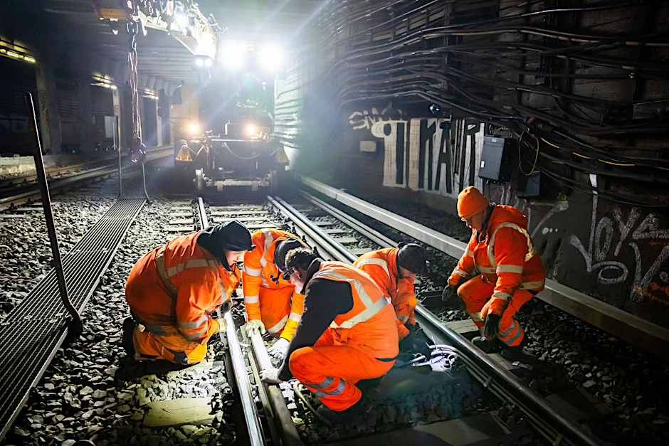 Gleisbauarbeiten im S-Bahn-Tunnel. Während der Sperrung wurden 1500 Meter Schienen und 1200 Meter Gleis erneuert, 8000 Meter Gleis instand gesetzt und 25.000 Meter Schienen geschliffen.