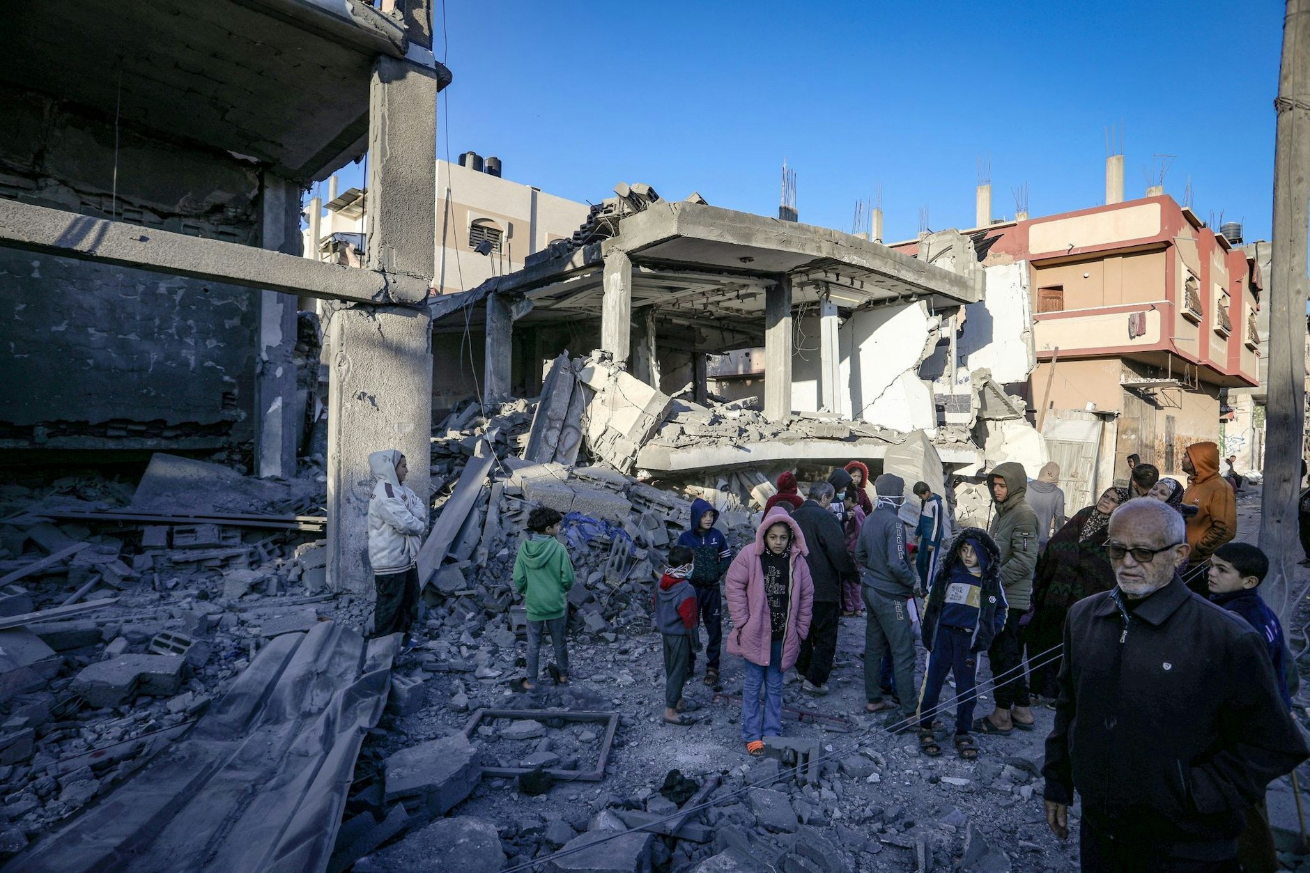 dpatopbilder - Palästinenser inspizieren ein beschädigtes Haus nach einem israelischen Luftangriff auf Rafah im südlichen Gazastreifen.  